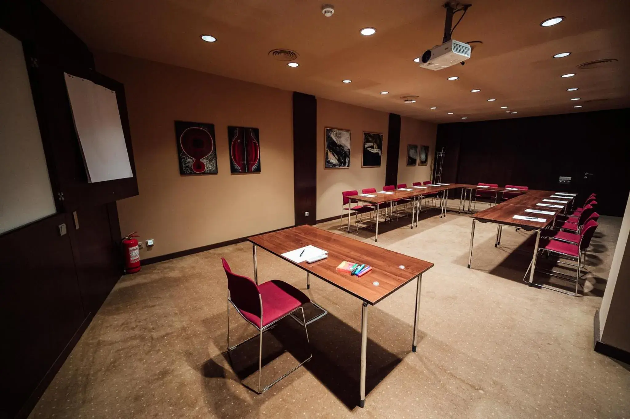 Meeting/conference room, Restaurant/Places to Eat in Peakture Hotel