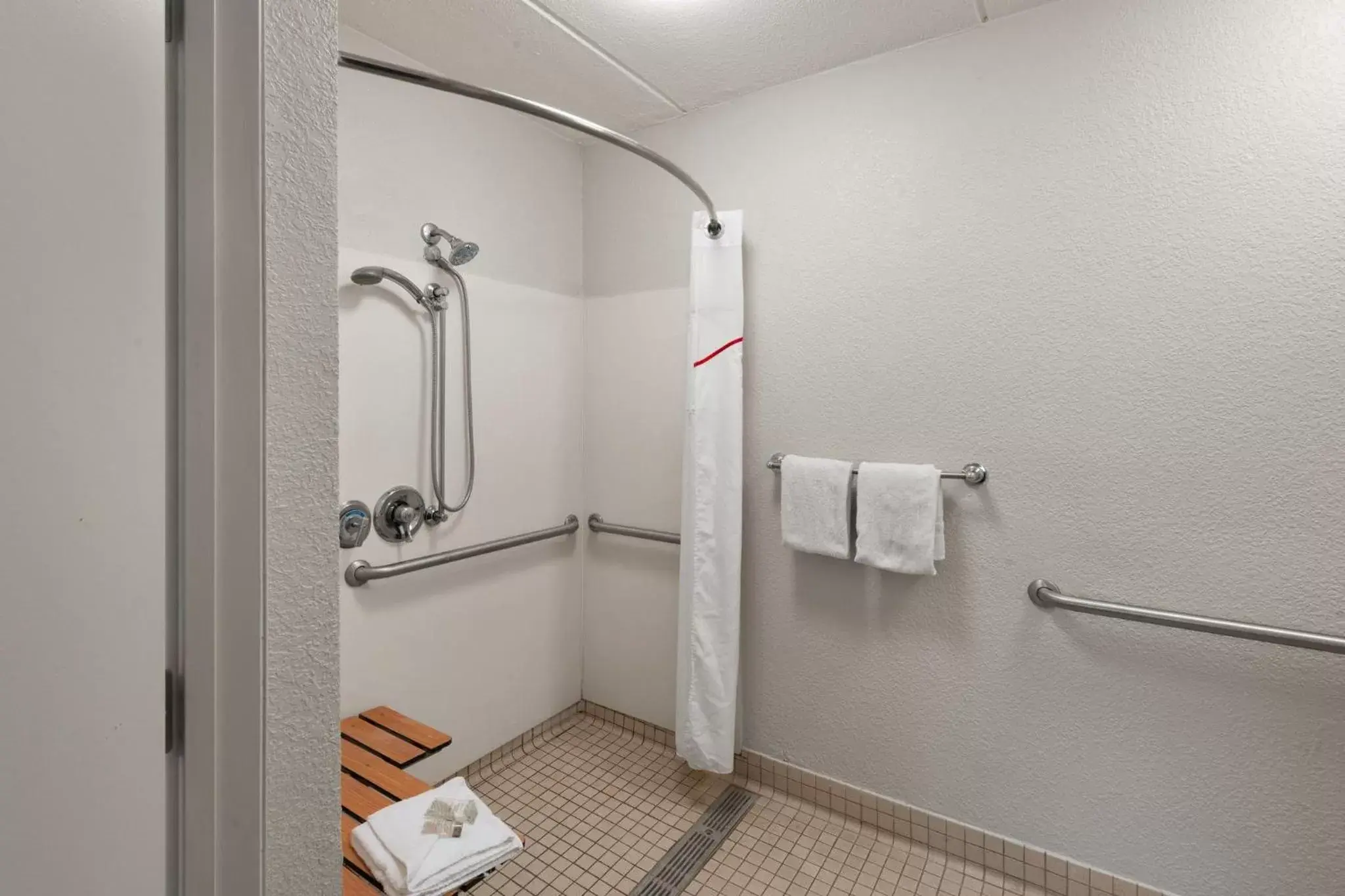 Bathroom in Red Roof Inn Binghamton - Johnson City