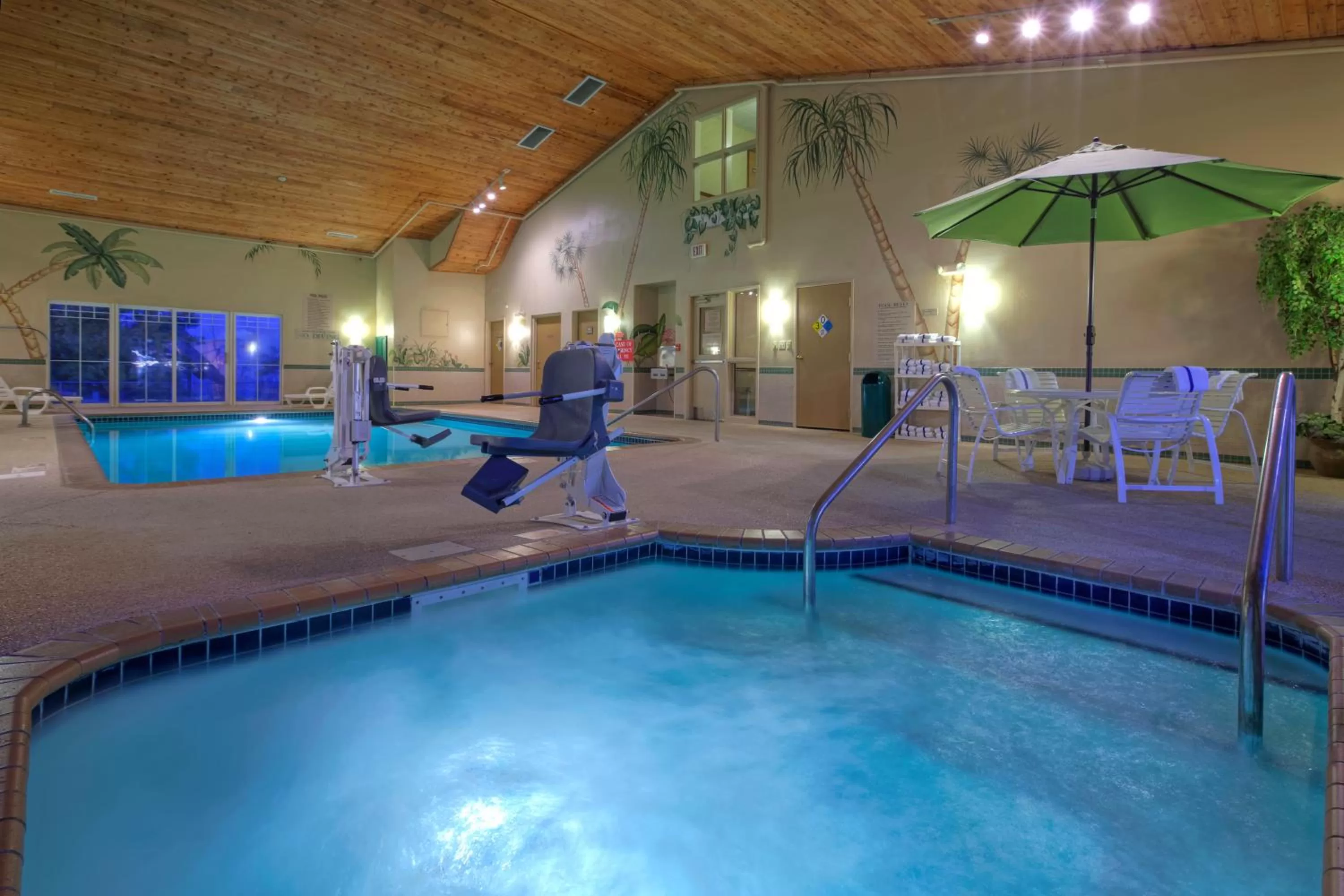 Swimming pool in Country Inn & Suites by Radisson, Waterloo, IA