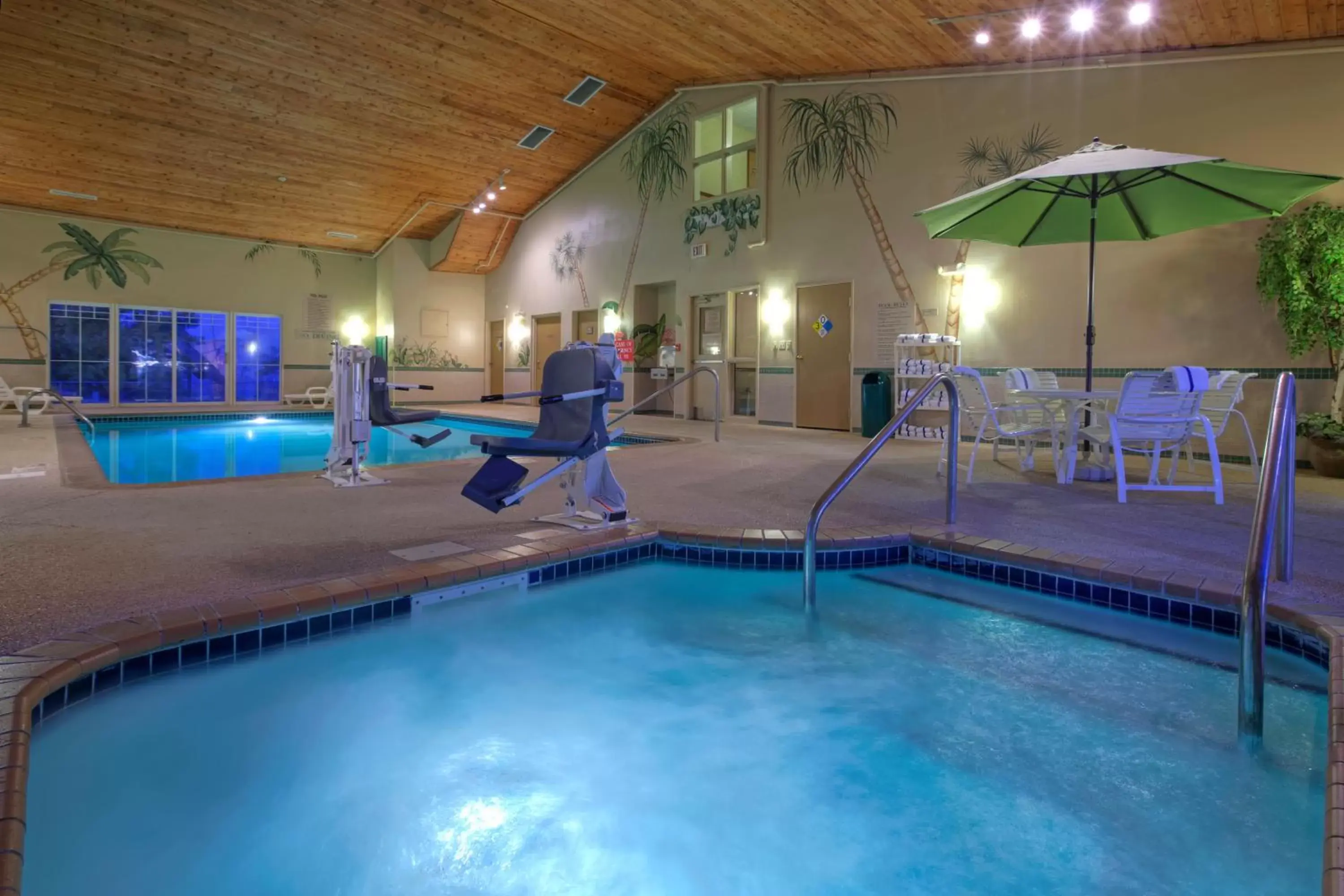 Swimming Pool in Country Inn & Suites by Radisson, Waterloo, IA