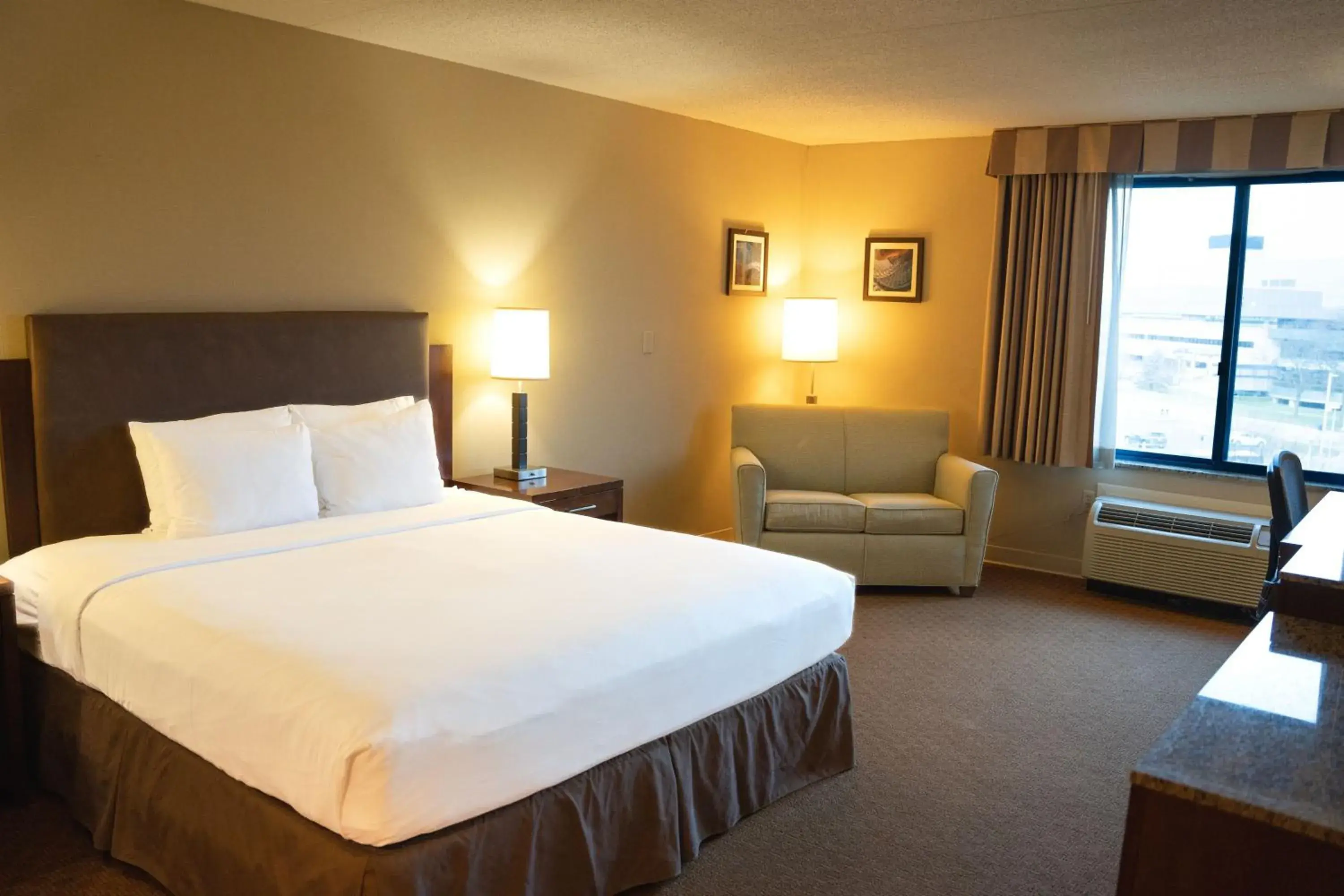 Bedroom, Bed in Delta Hotels by Marriott Toledo