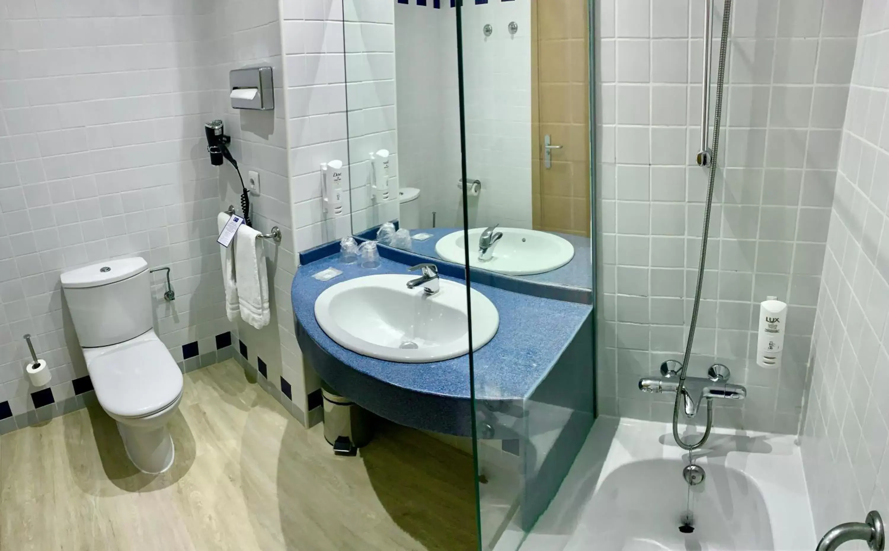 Photo of the whole room, Bathroom in Holiday Inn Express Ciudad de las Ciencias, an IHG Hotel