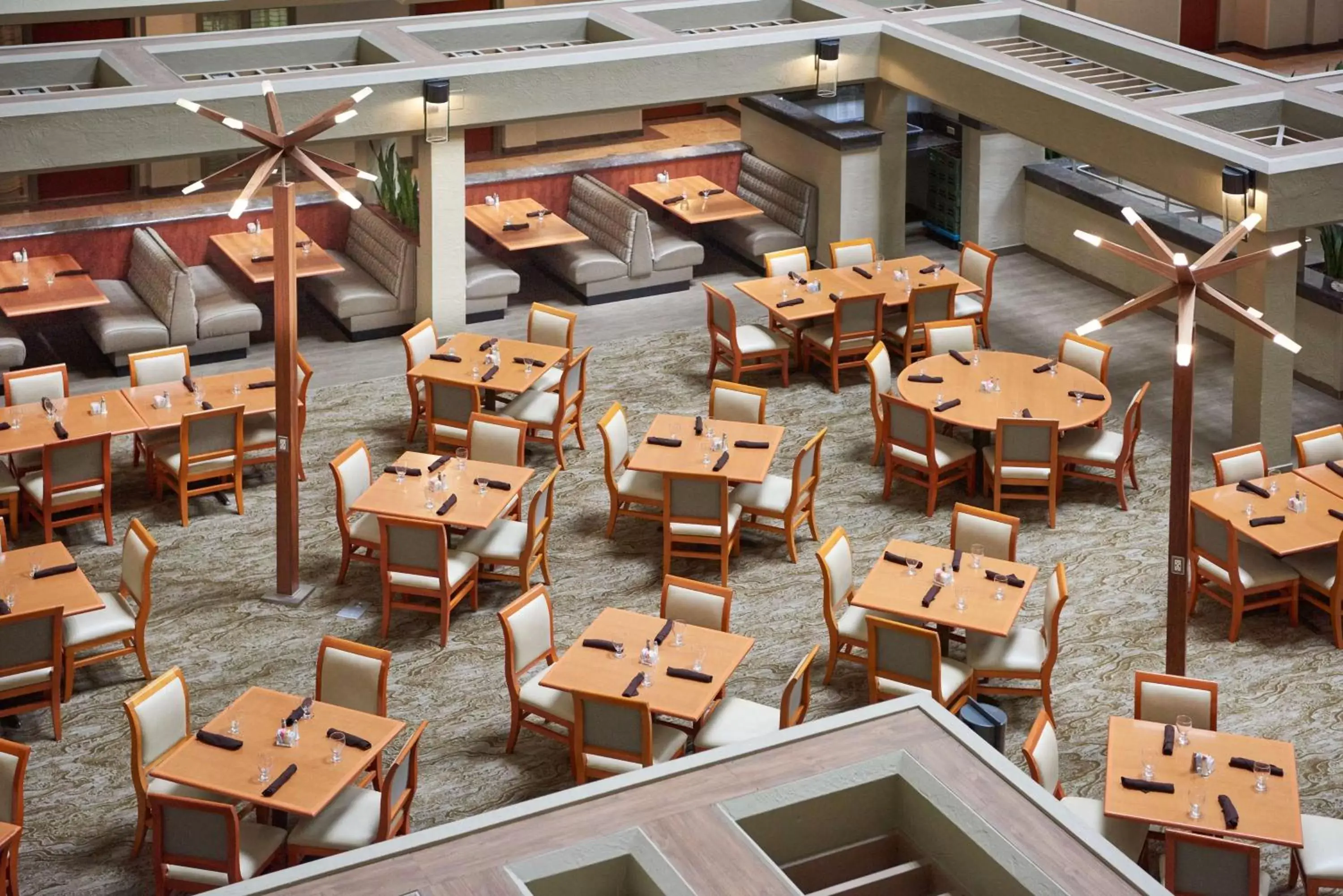 Restaurant/Places to Eat in DoubleTree by Hilton Fresno Convention Center