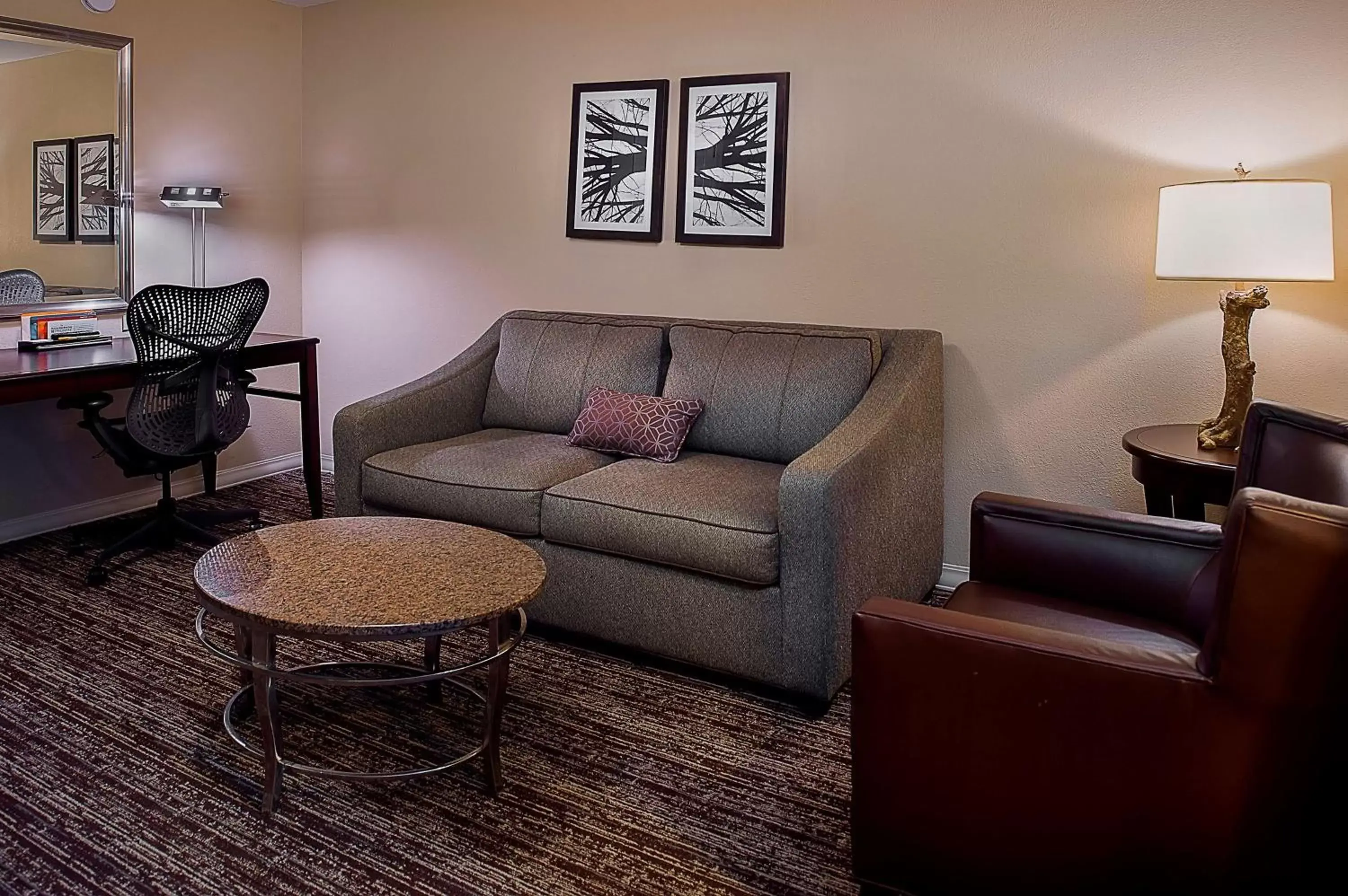 Bedroom, Seating Area in Hilton Garden Inn St. Louis Airport