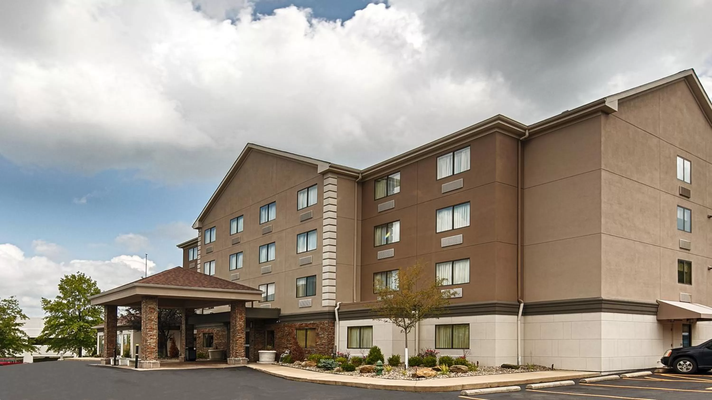 Property building in Comfort Inn & Suites Copley Akron