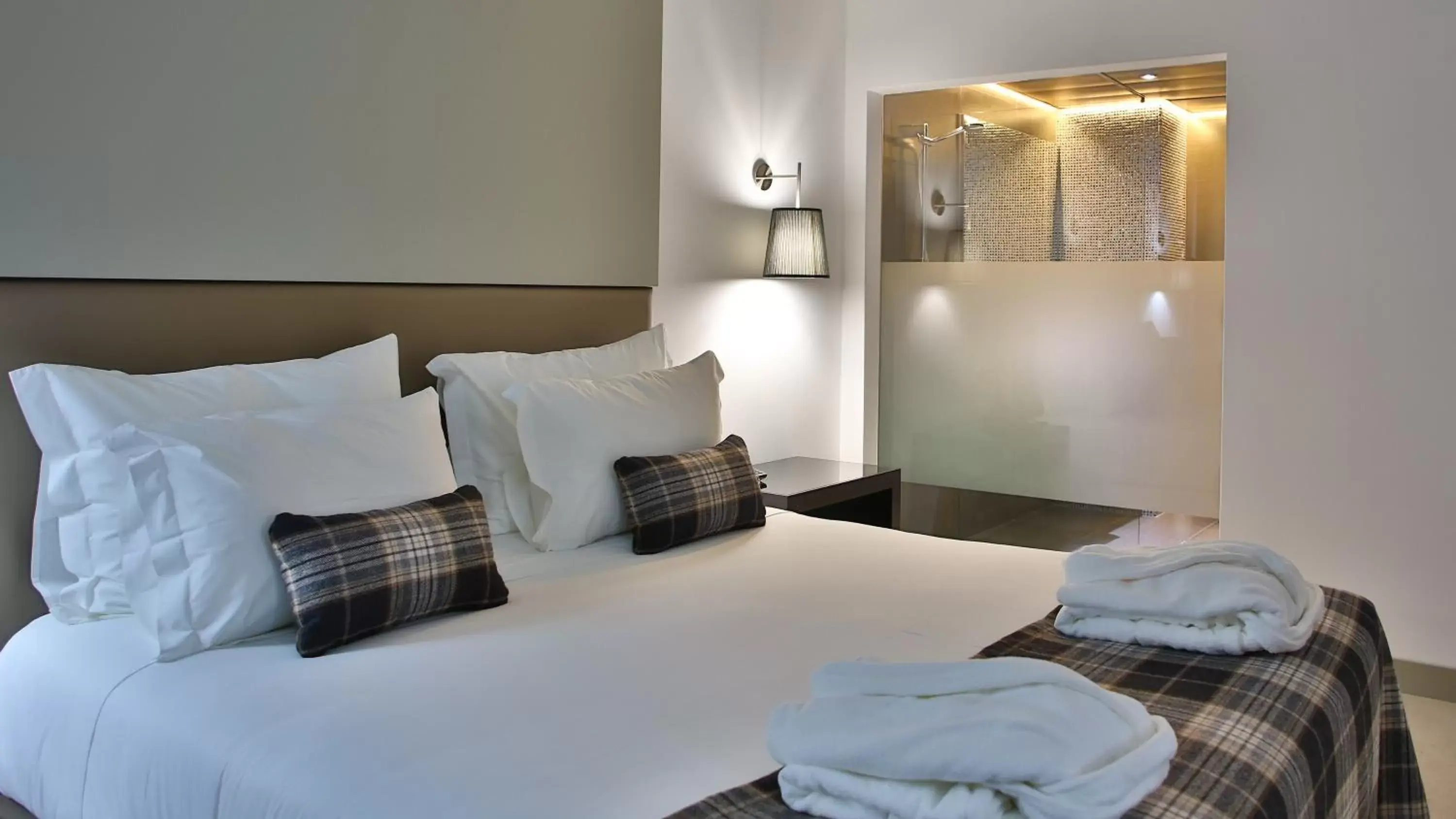 Bed in Delfim Douro Hotel