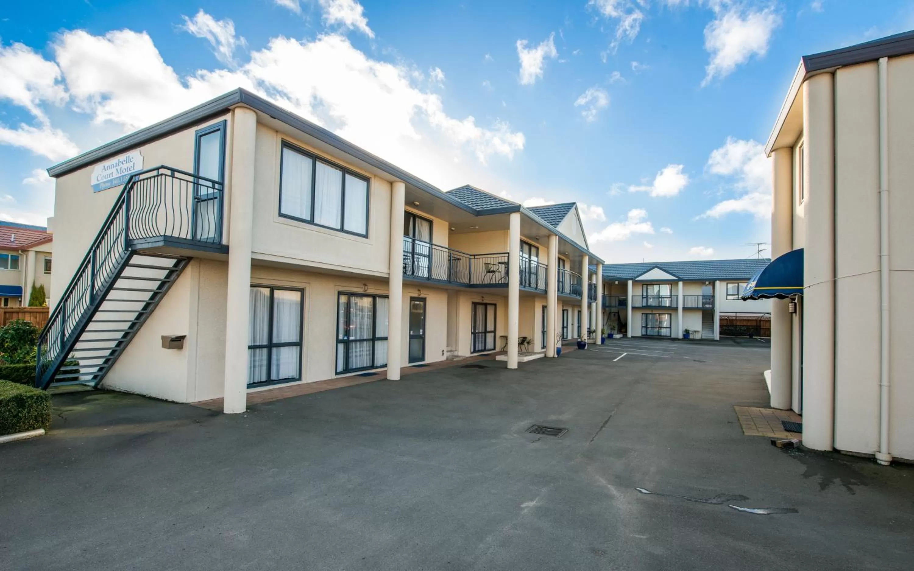 Facade/entrance in Annabelle Court Motel