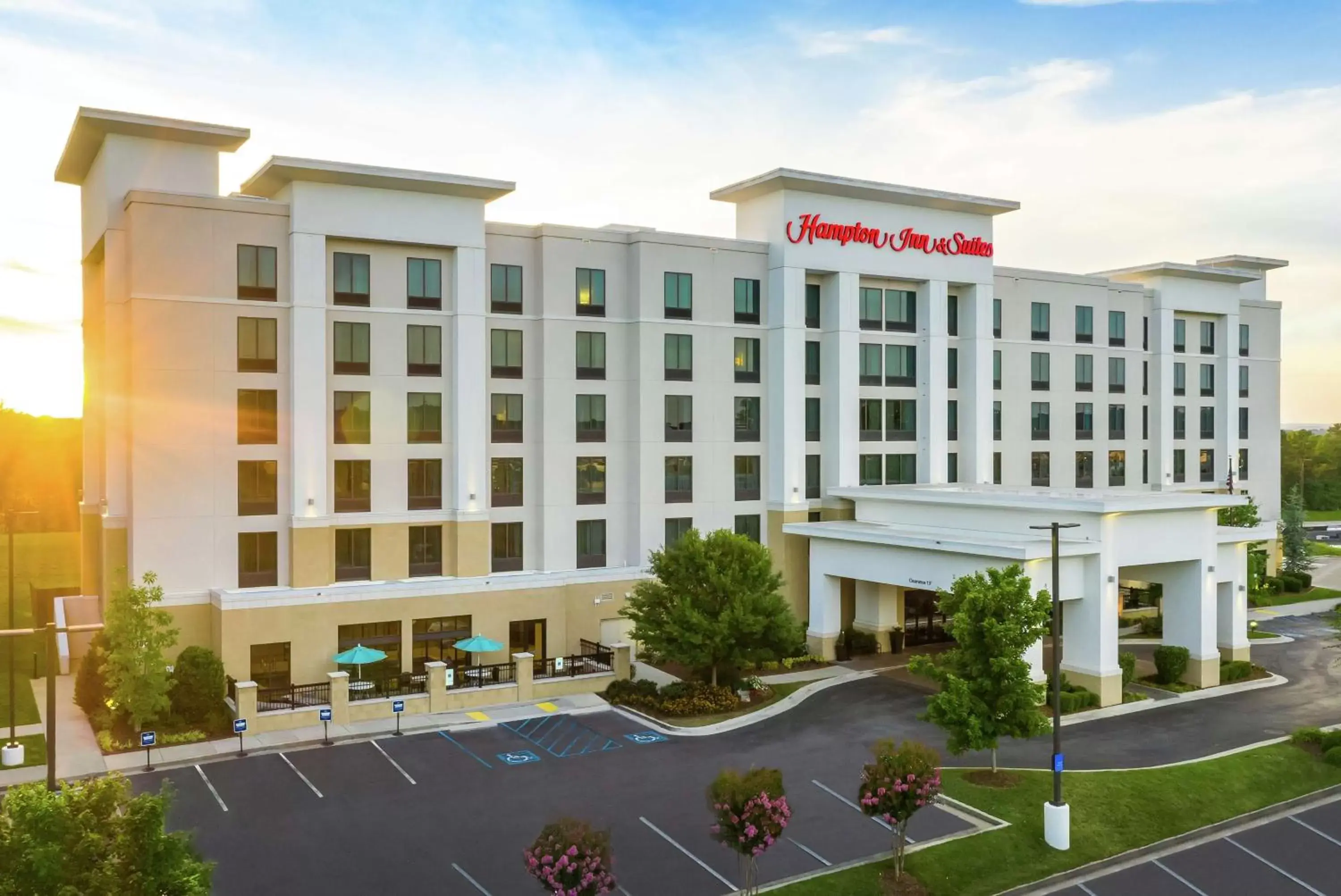 Property building in Hampton Inn & Suites Chattanooga/Hamilton Place Property building in Hampton Inn & Suites Chattanooga/Hamilton Place