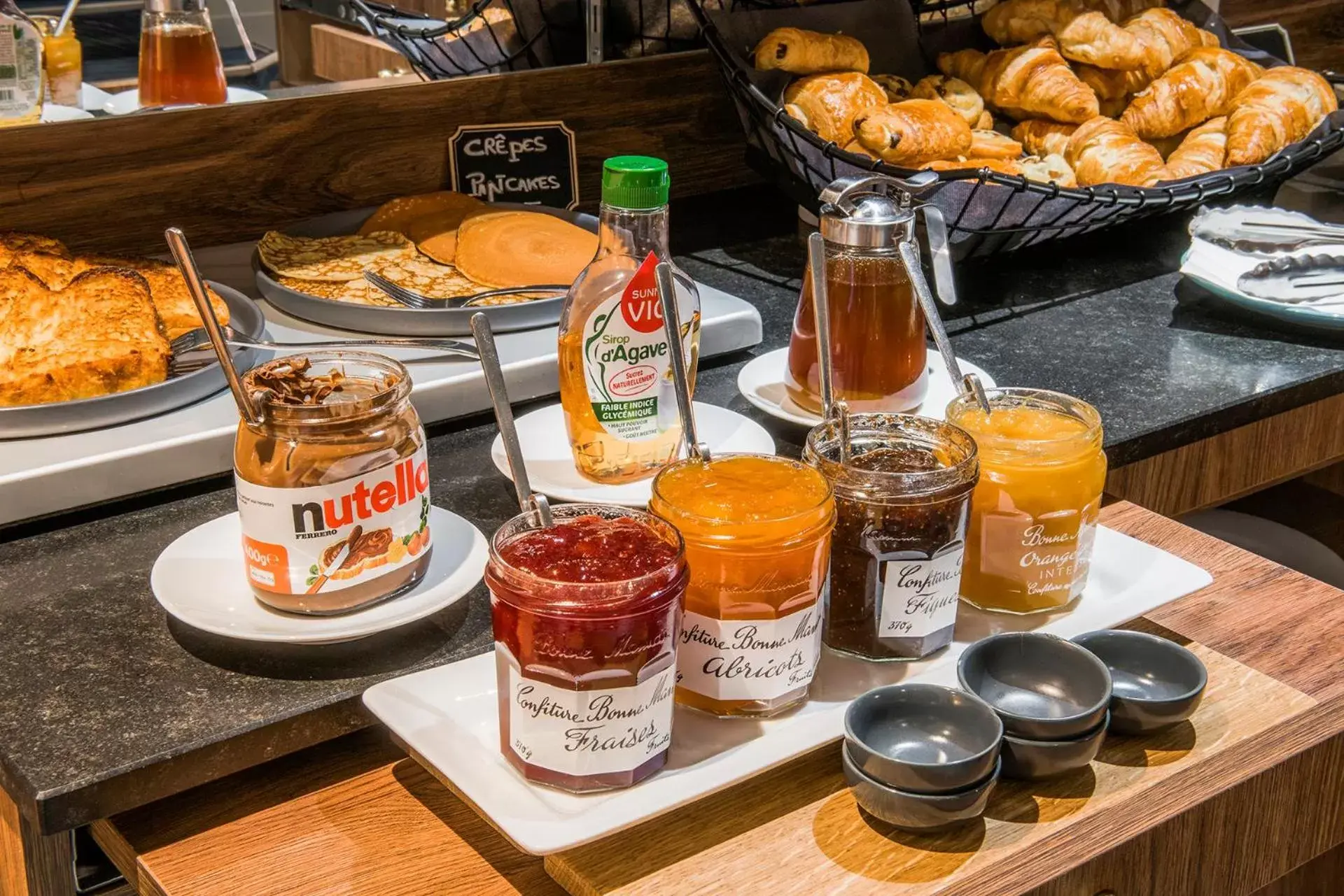 Continental breakfast in Hôtel Mercure Paris Suresnes Longchamp