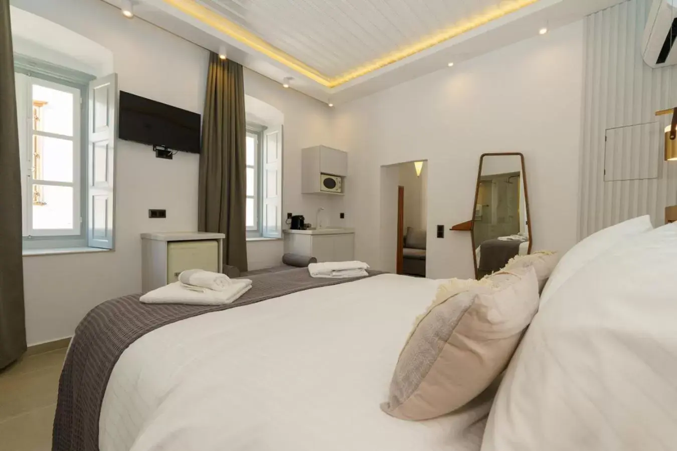 Bed in La Vie Hydra Luxury Suites