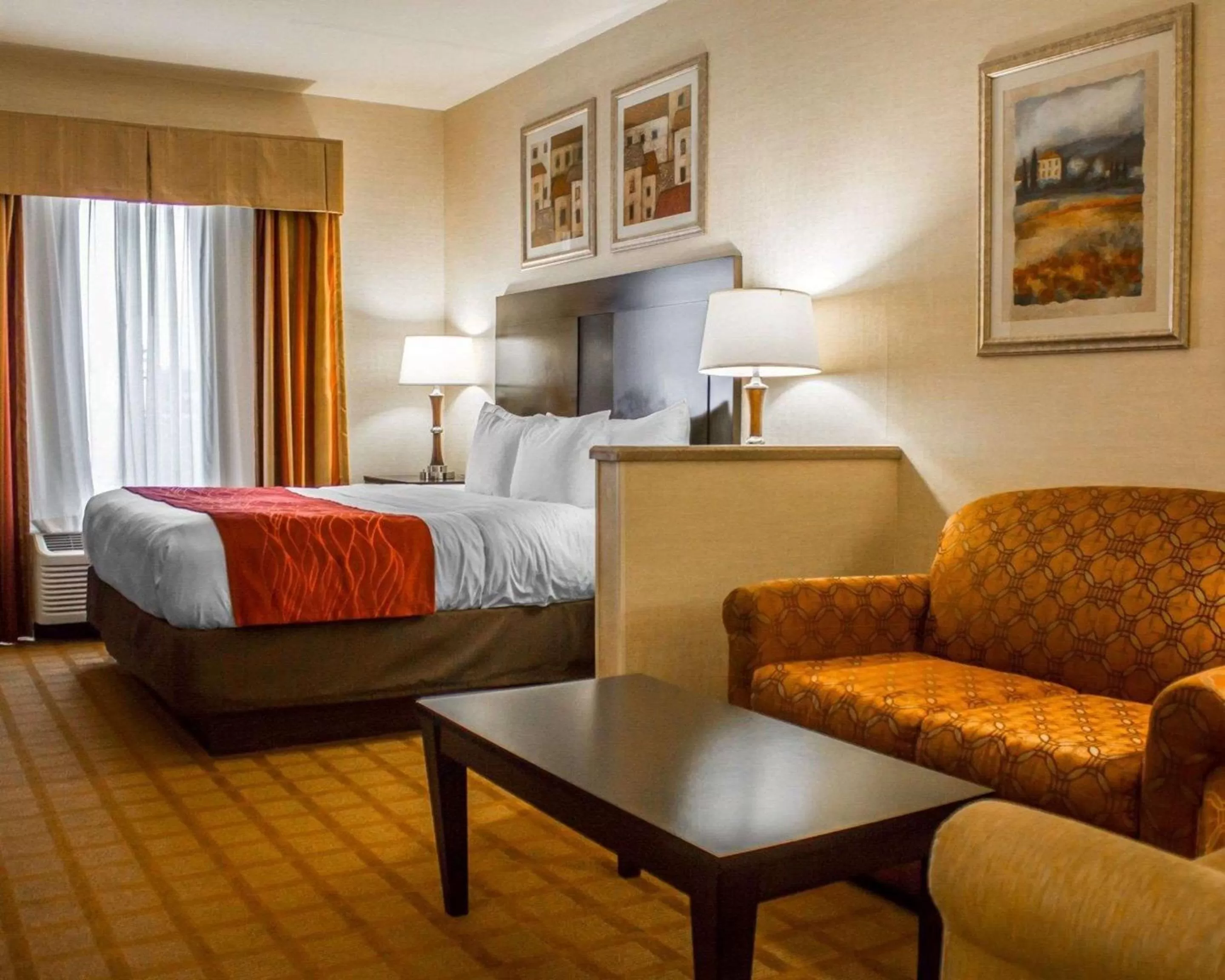 Photo of the whole room, Bed in Comfort Suites Edinboro