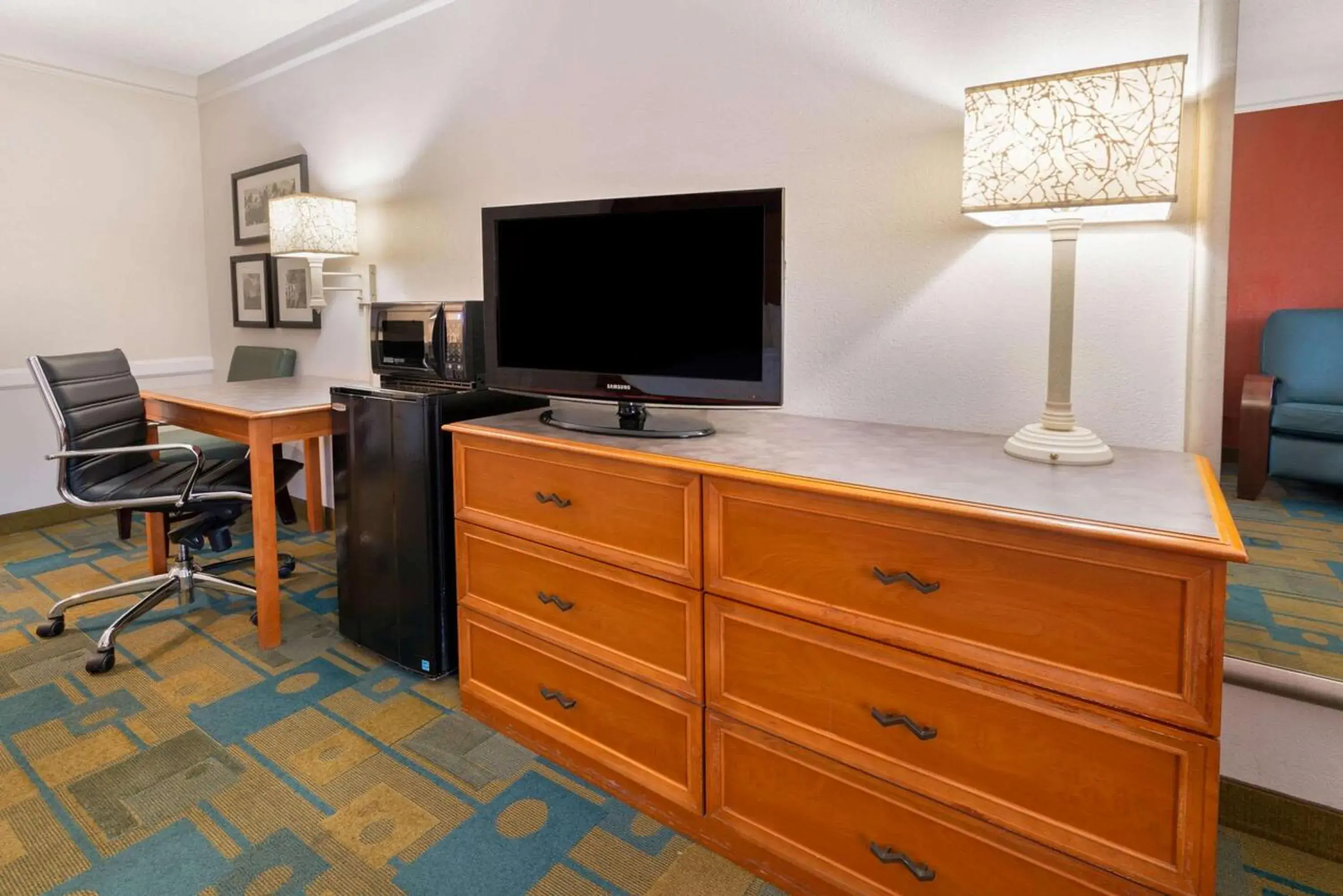 Photo of the whole room, TV/Entertainment Center in La Quinta Inn by Wyndham Phoenix Sky Harbor Airport