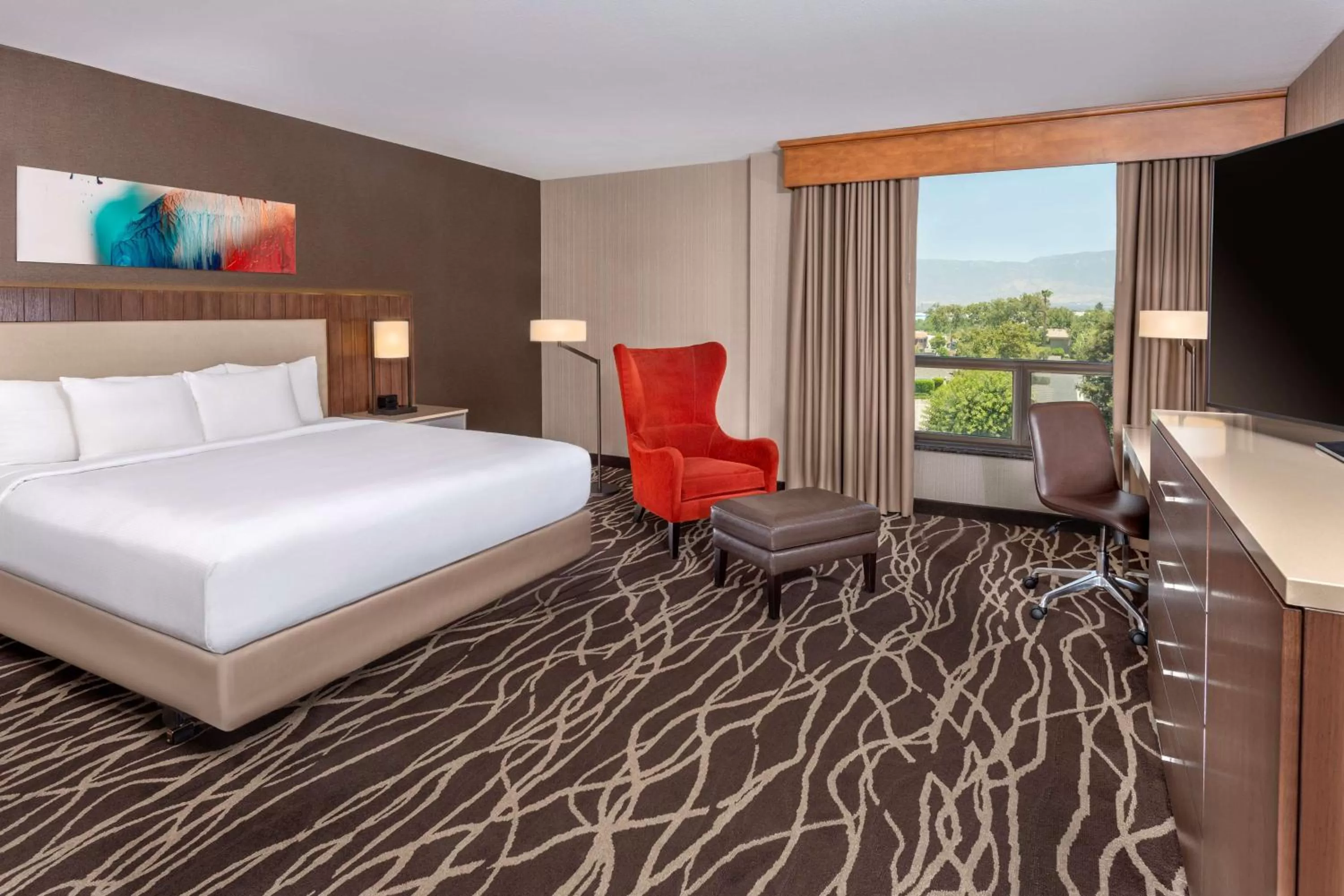 Deluxe King Room with Mountain View in DoubleTree by Hilton San Bernardino