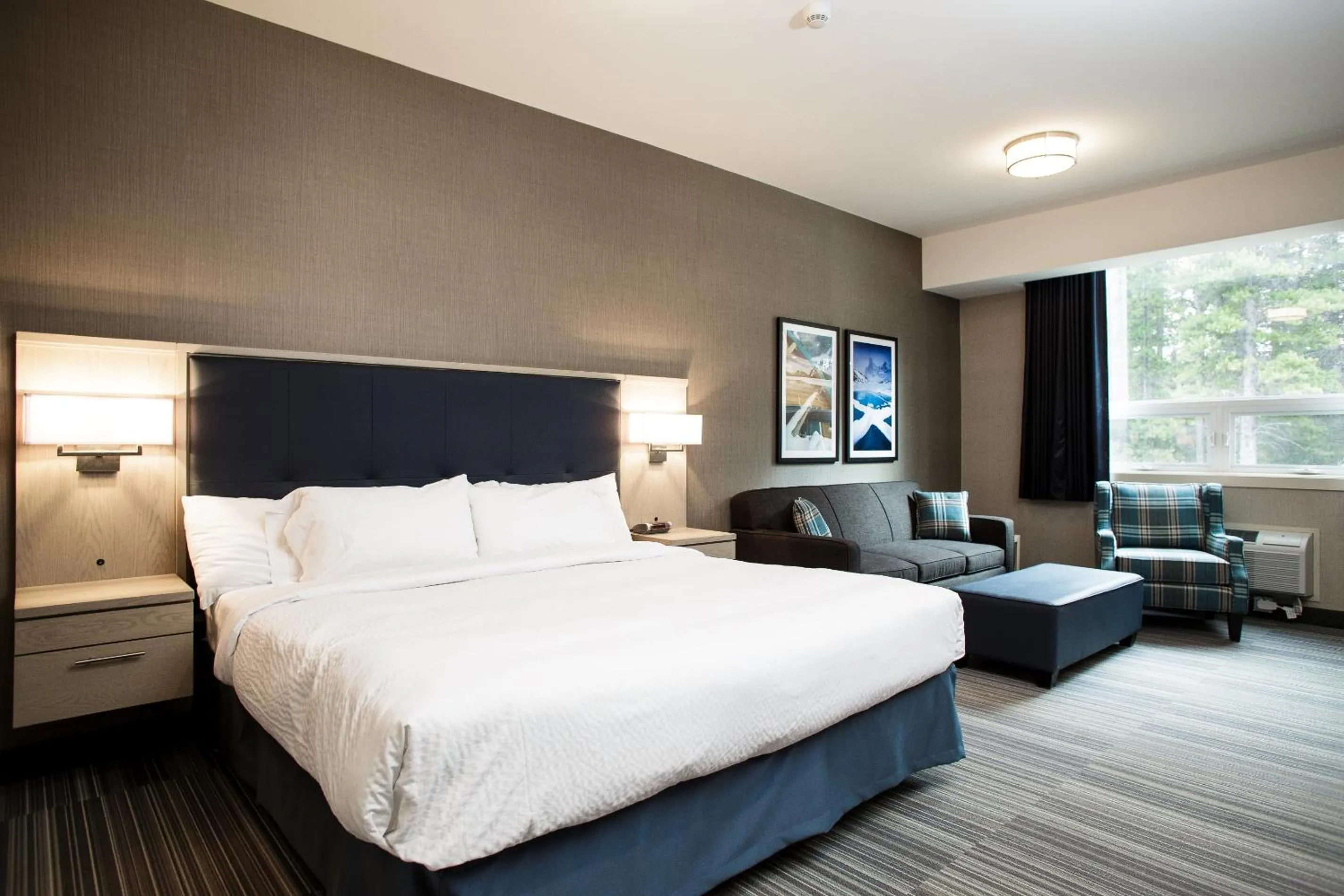 TV and multimedia, Bed in Mountaineer Lodge