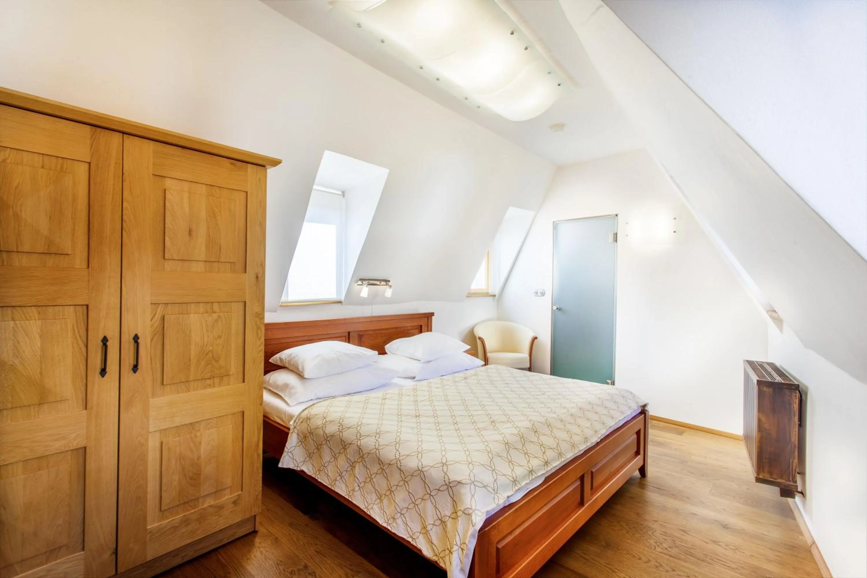 Photo of the whole room, Bed in Hotel At the Green Grape