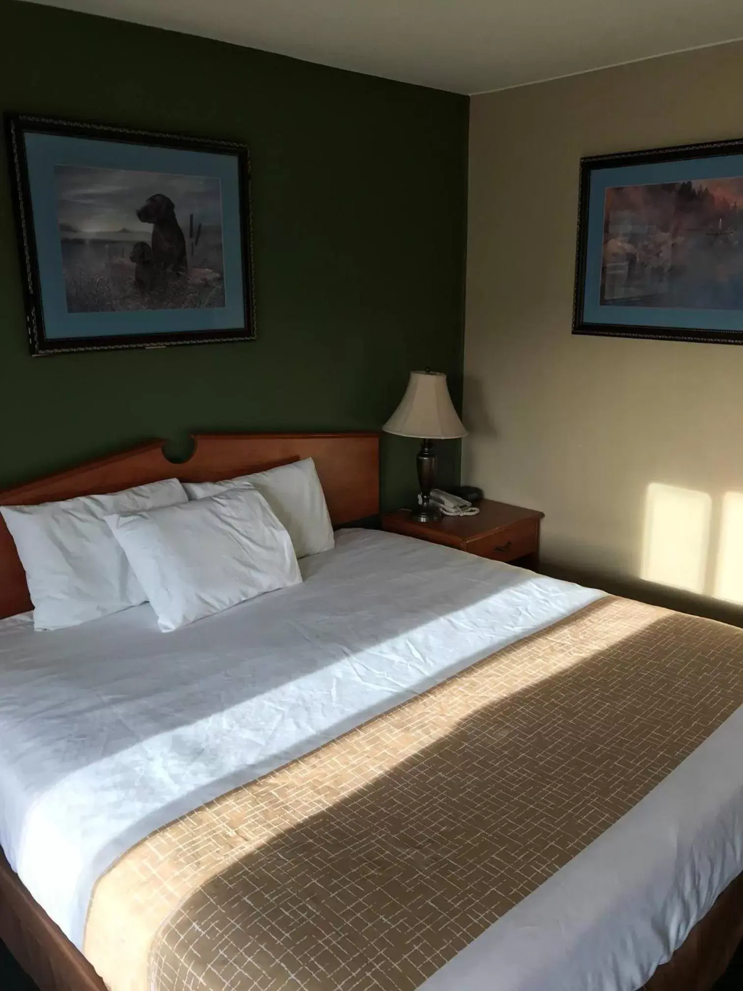 Bedroom, Bed in Travelodge by Wyndham La Grande