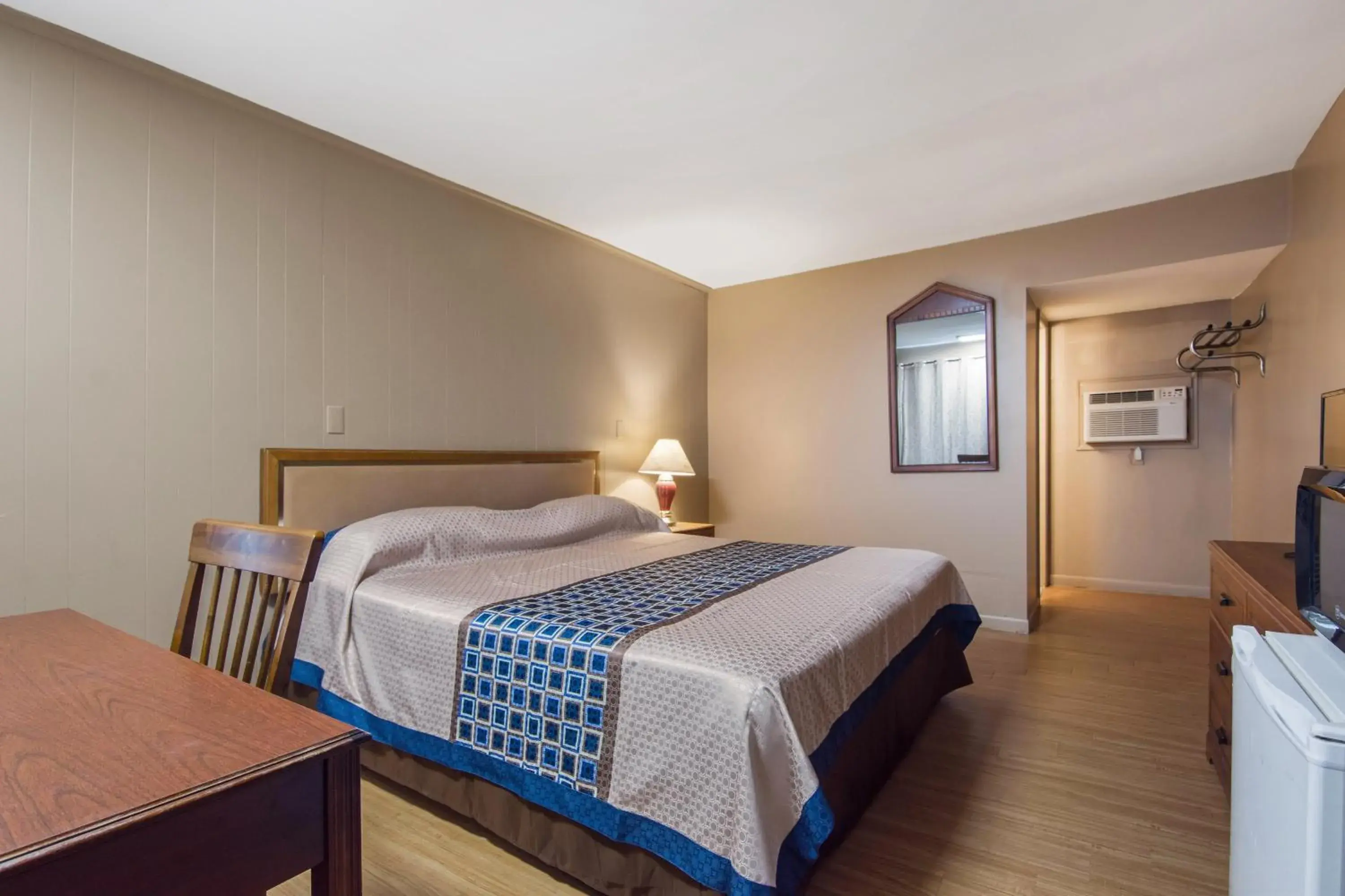 King Room - Non-Smoking in Knights Inn Amsterdam King Room - Non-Smoking in Knights Inn Amsterdam