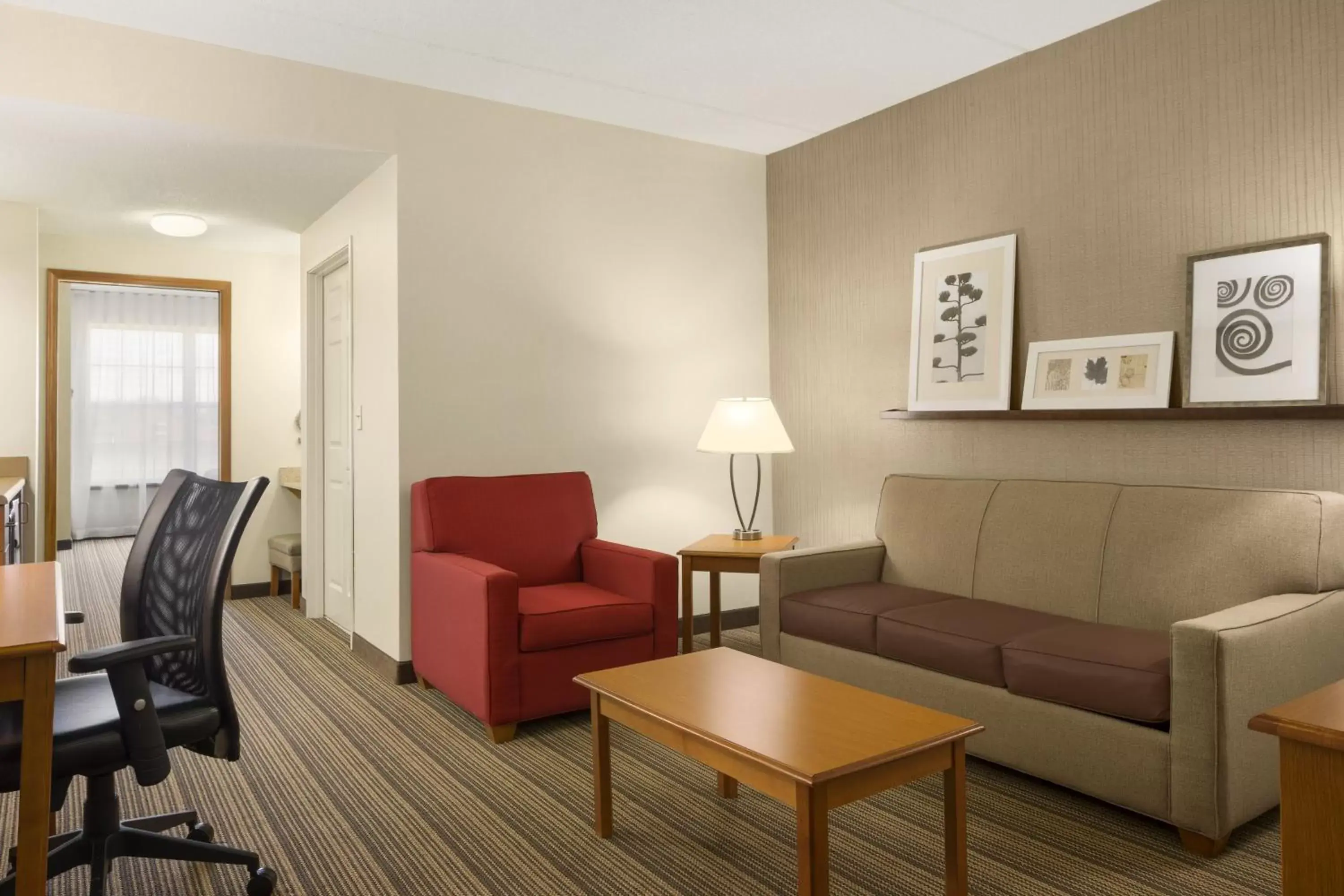 Living room, Seating Area in Country Inn & Suites by Radisson, Findlay, OH