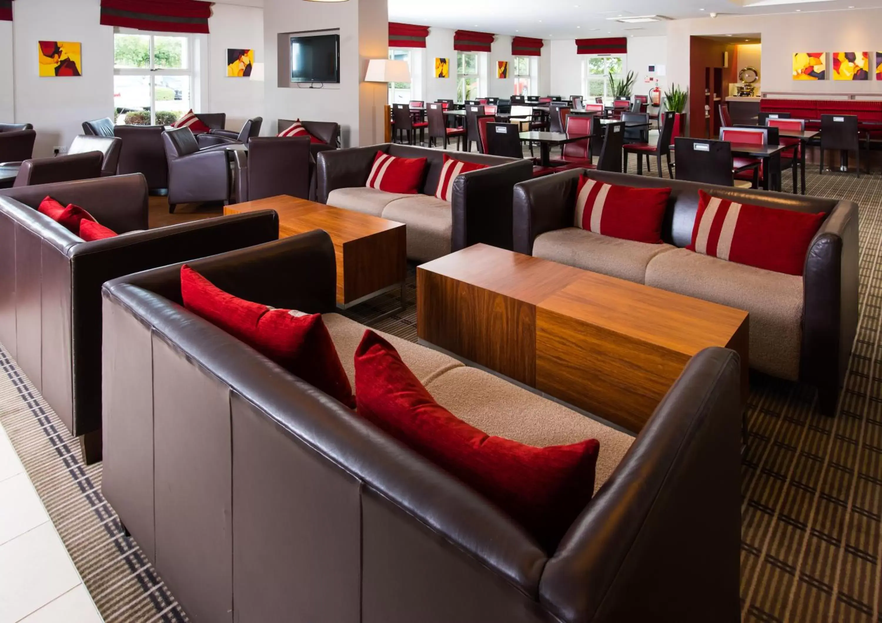 Lounge or bar, Restaurant/Places to Eat in Holiday Inn Express Derby Pride Park, an IHG Hotel