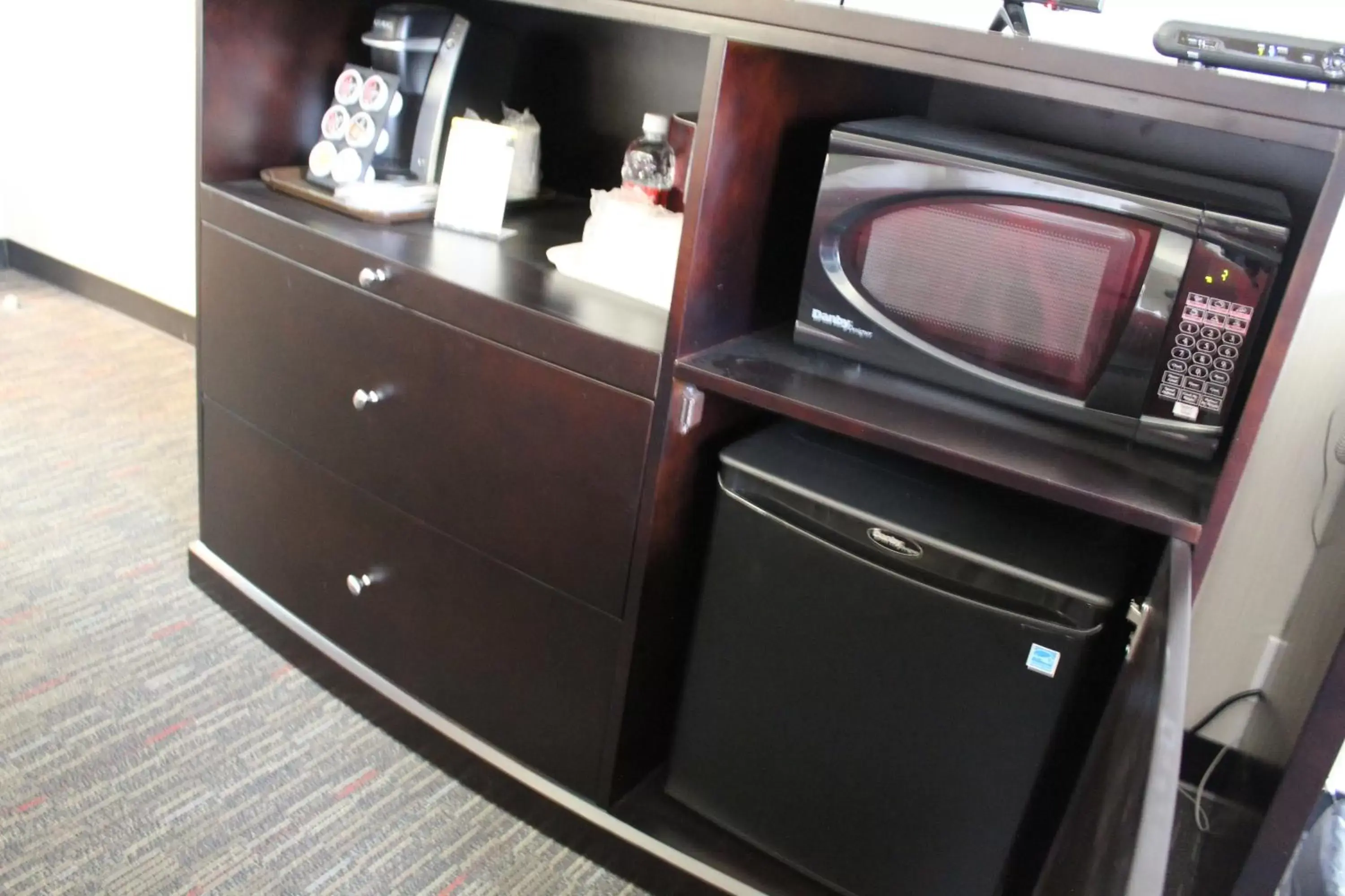 Coffee/tea facilities, TV/Entertainment Center in Ramada Plaza by Wyndham Regina Downtown