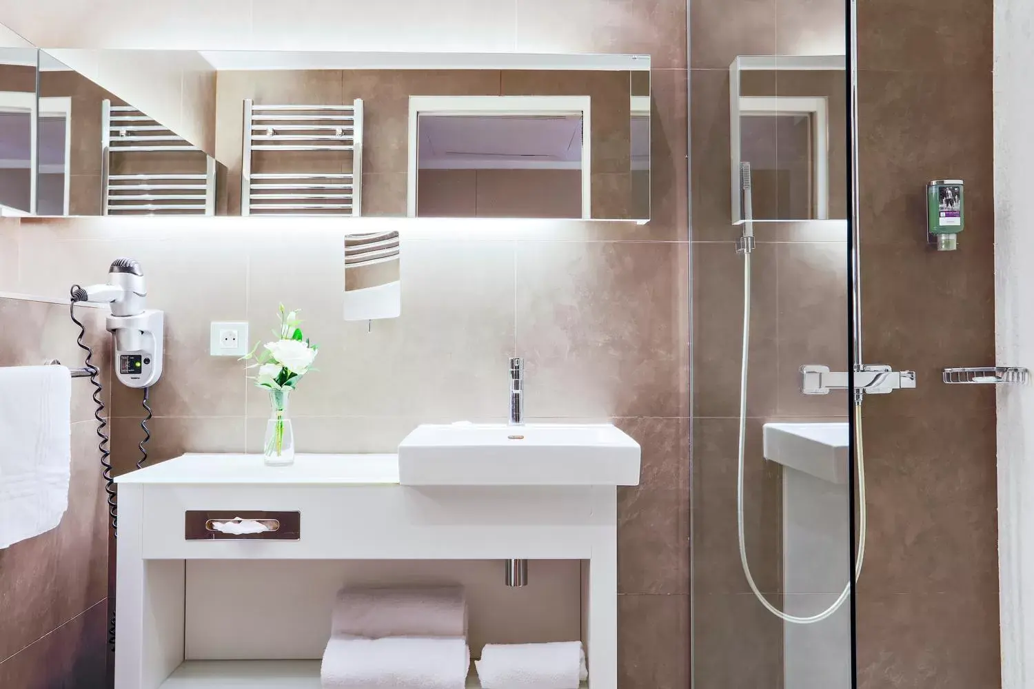 Shower, Bathroom in Mercure Paris Vaugirard Porte De Versailles