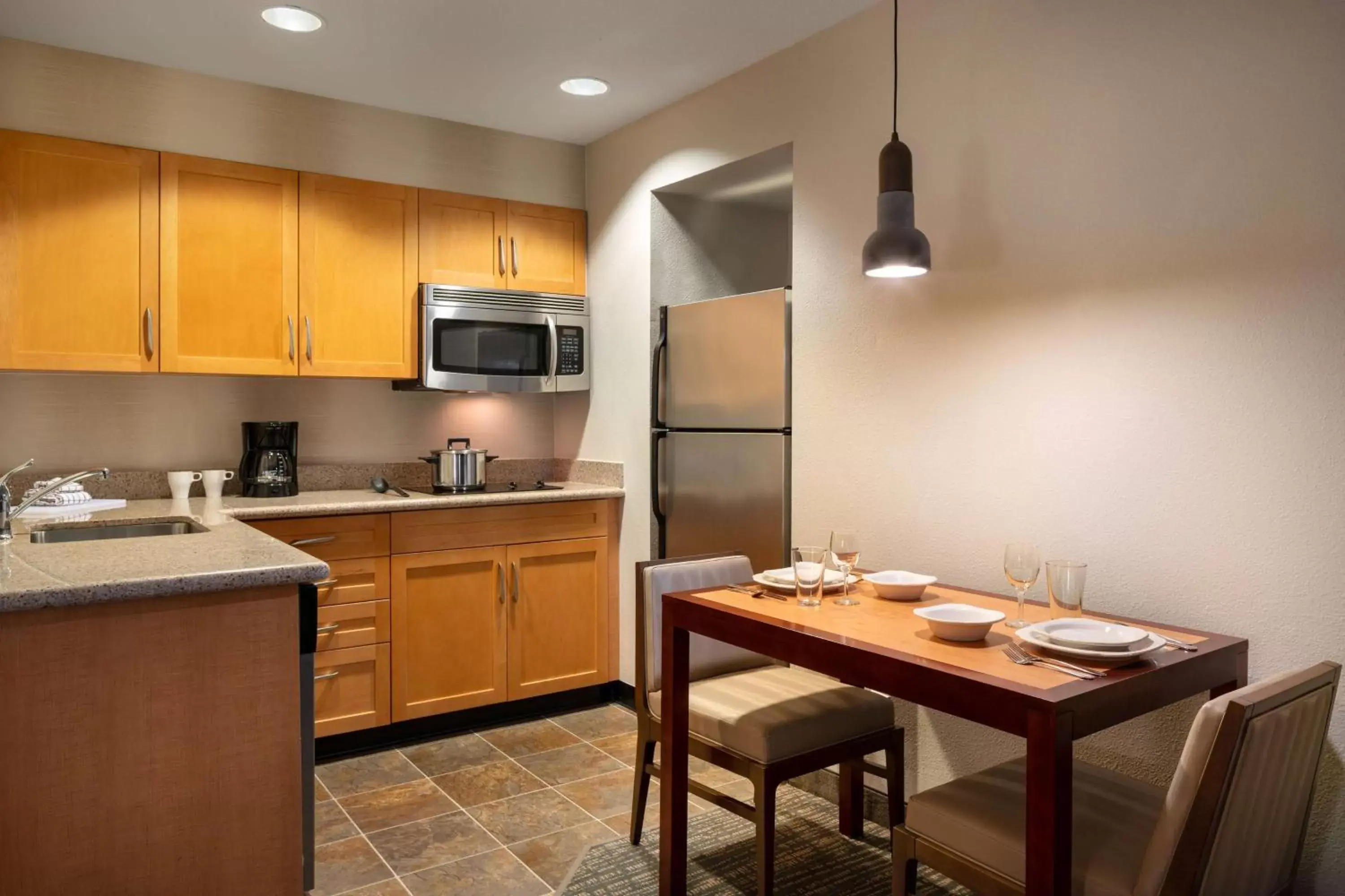 Kitchen or kitchenette, Kitchen/Kitchenette in Sonesta ES Suites Tempe