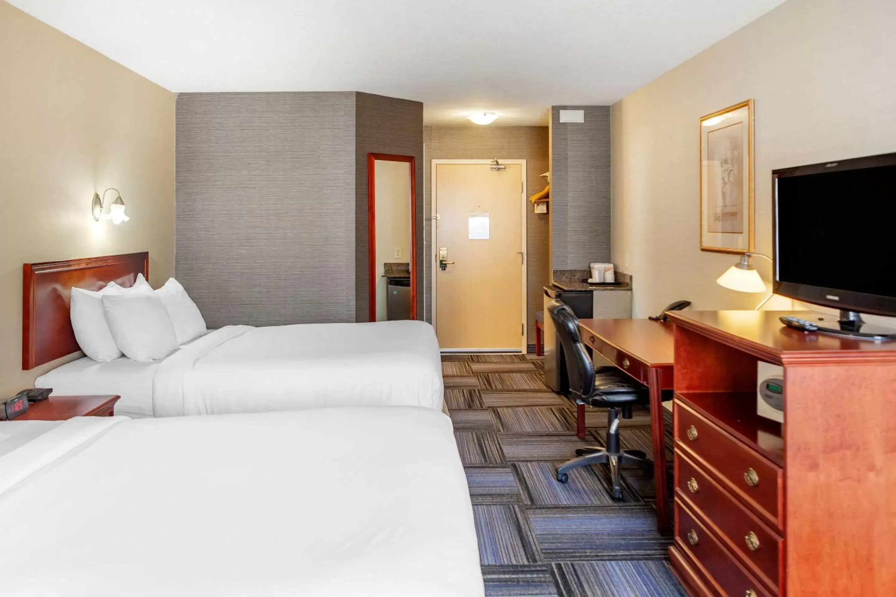Photo of the whole room, Bed in Quality Inn & Suites Edmonton International Airport