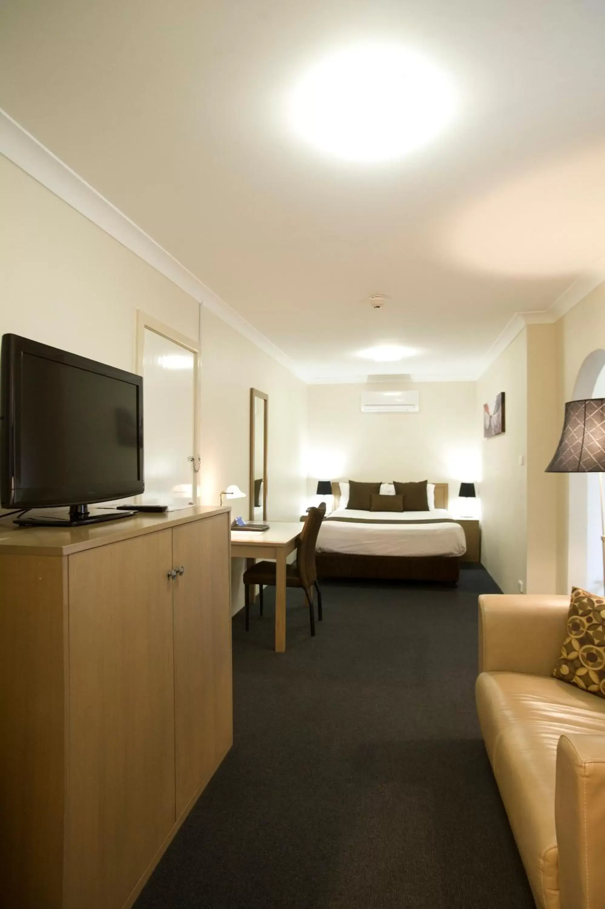 Bed, Seating Area in Noah's Mid City Motor Inn Muswellbrook