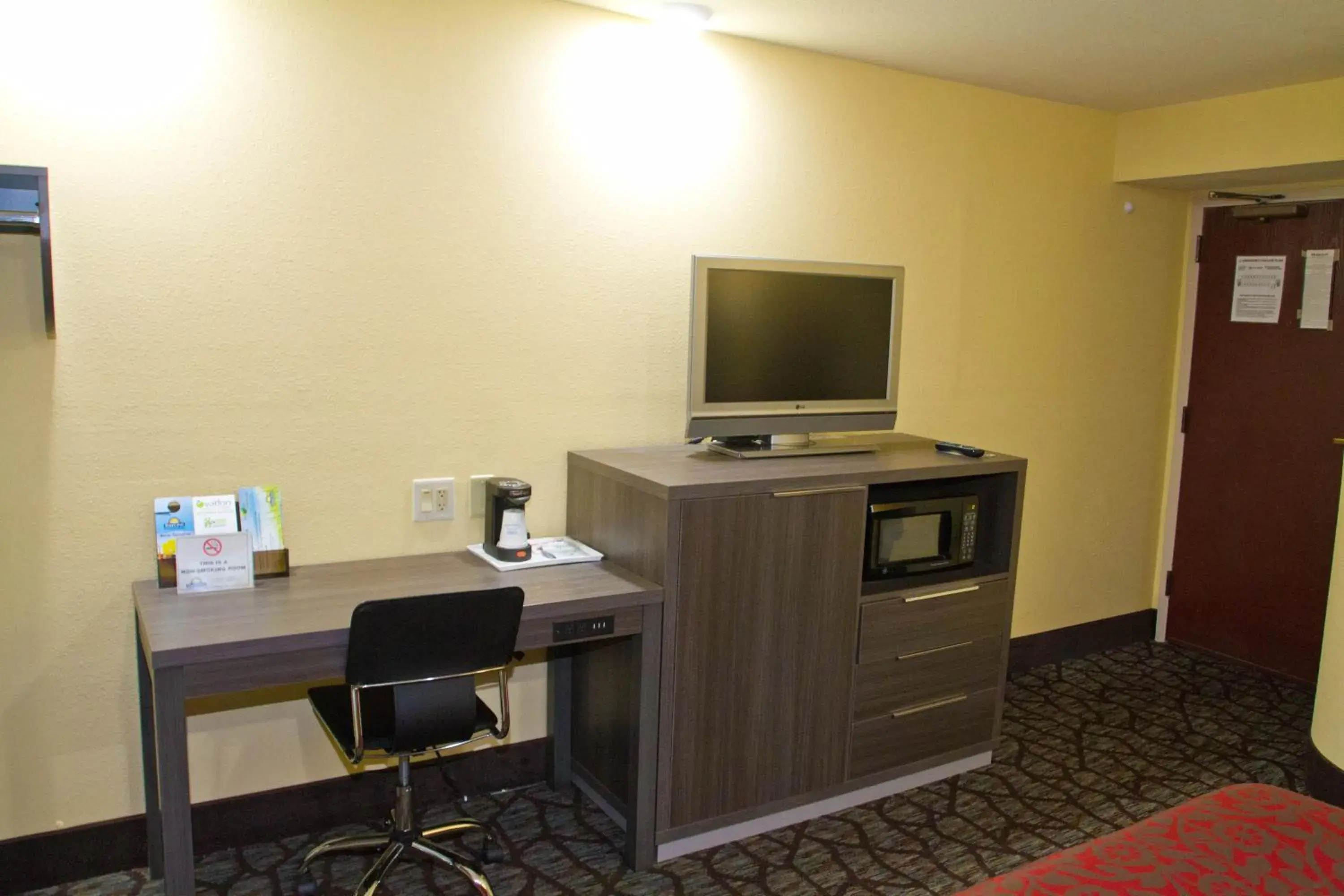 TV and multimedia, TV/Entertainment Center in Days Inn by Wyndham Blue Springs