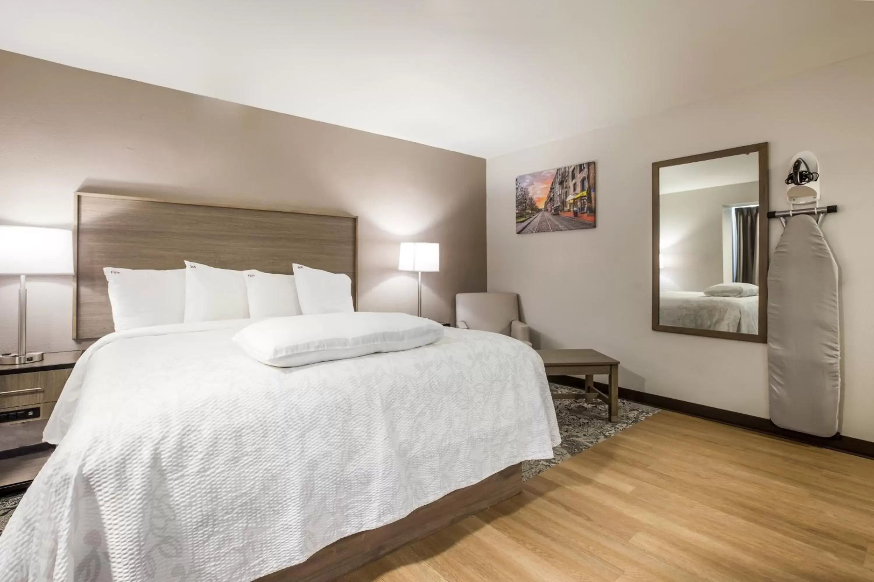 Bedroom, Bed in Red Roof Inn PLUS+ & Suites Savannah – I-95