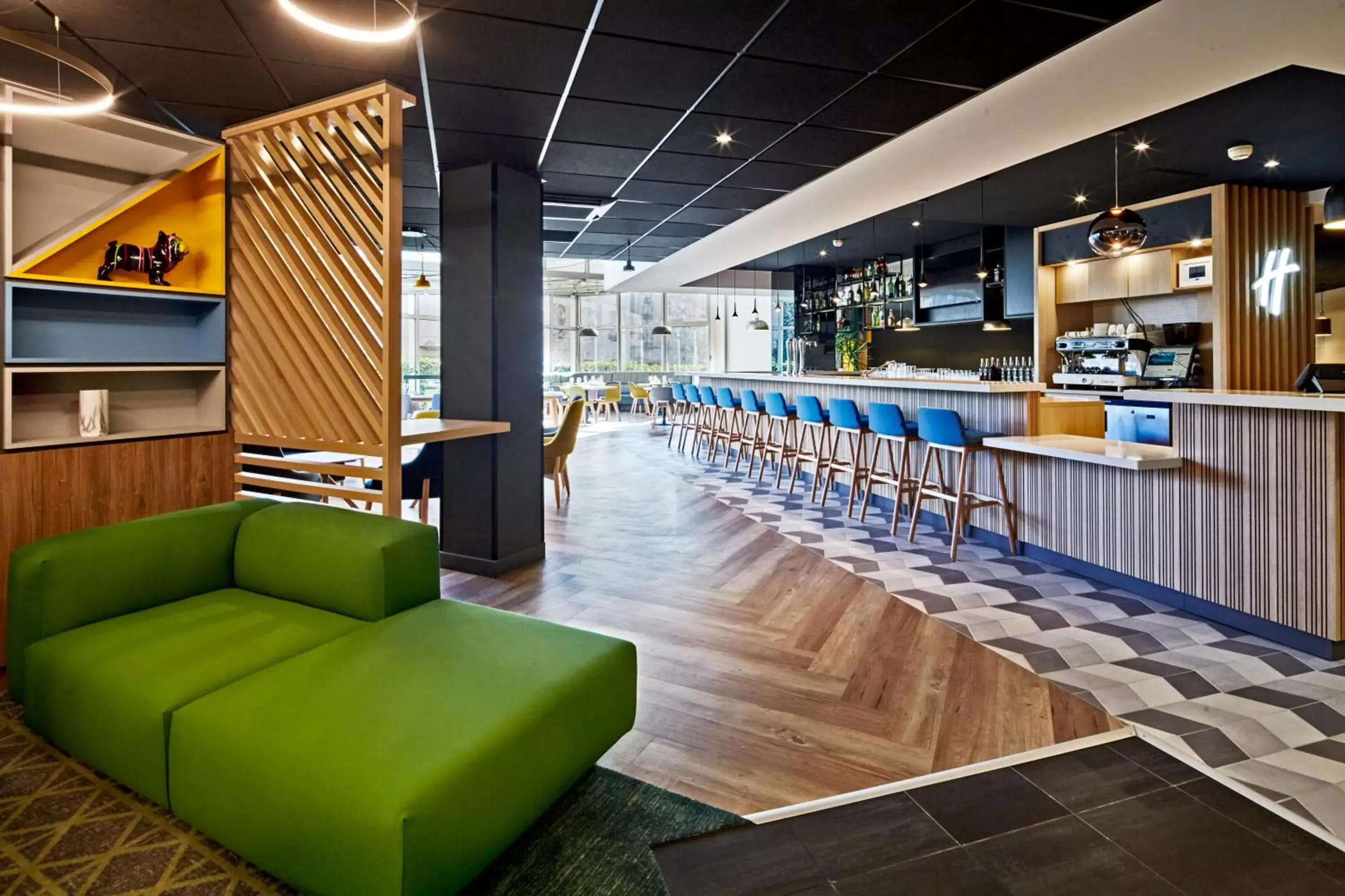 Lounge or bar in Holiday Inn Clermont Ferrand Centre, an IHG Hotel