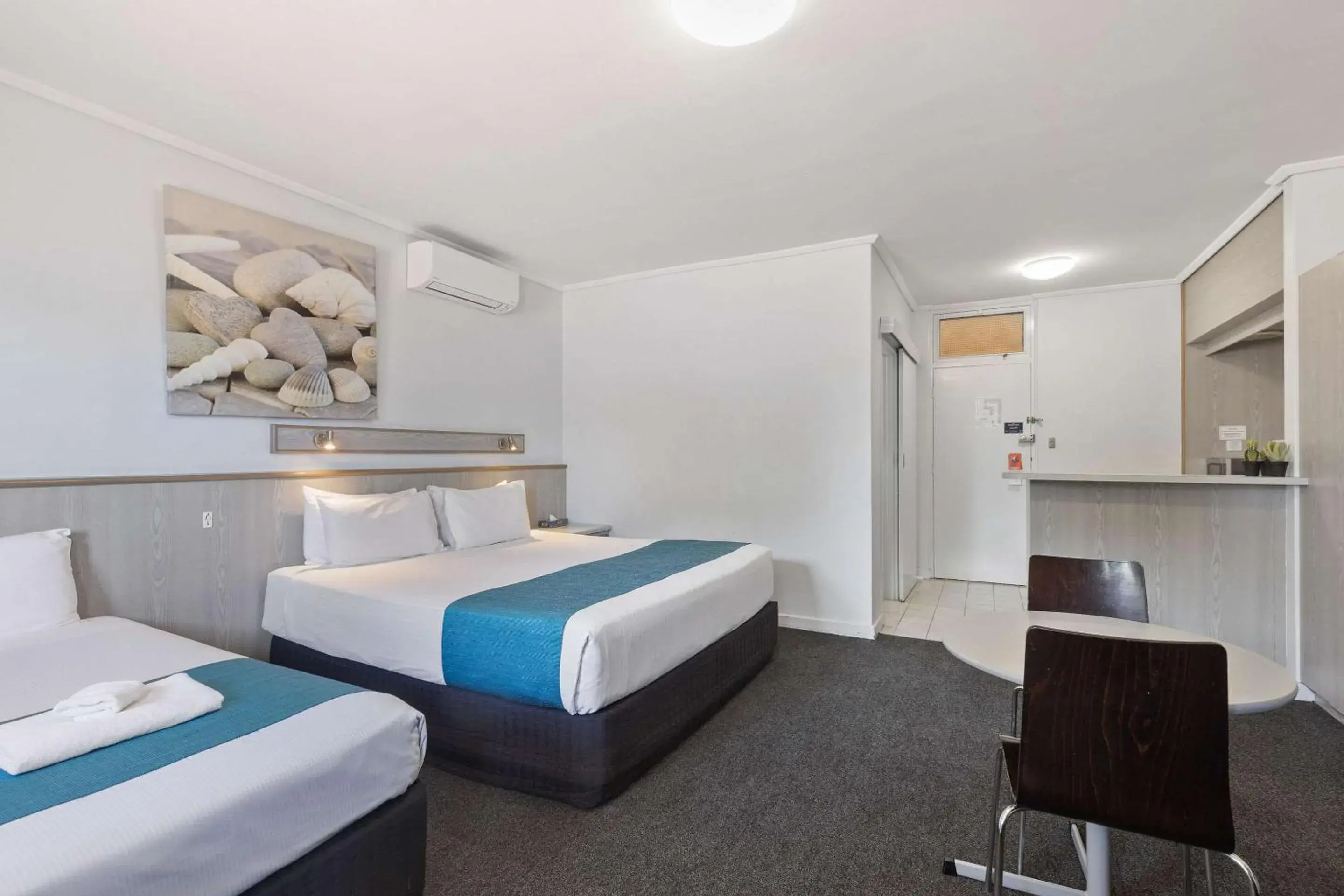 Bedroom, Bed in Comfort Inn Glenelg