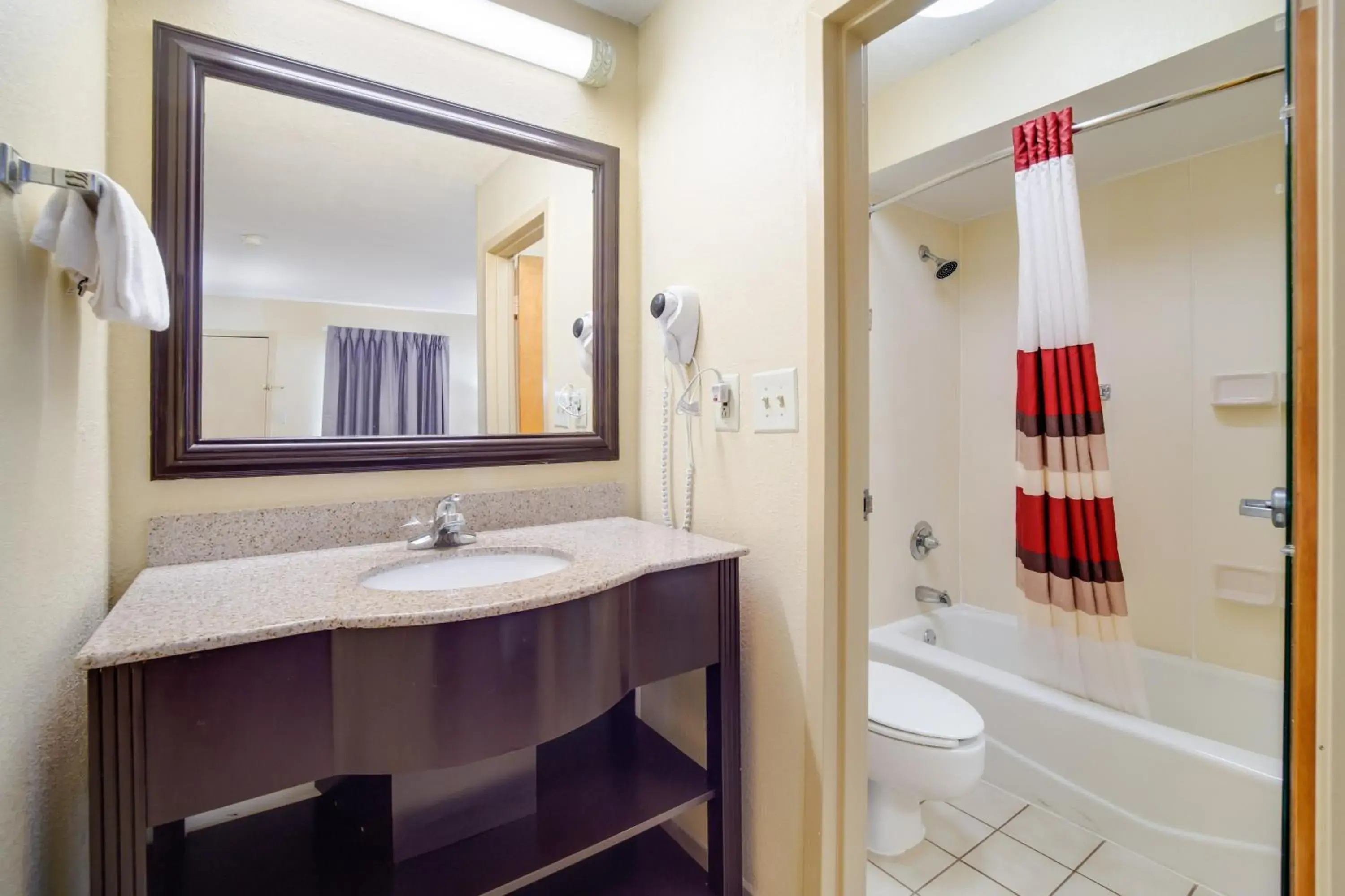 Bathroom in Red Roof Inn Augusta – Washington Road