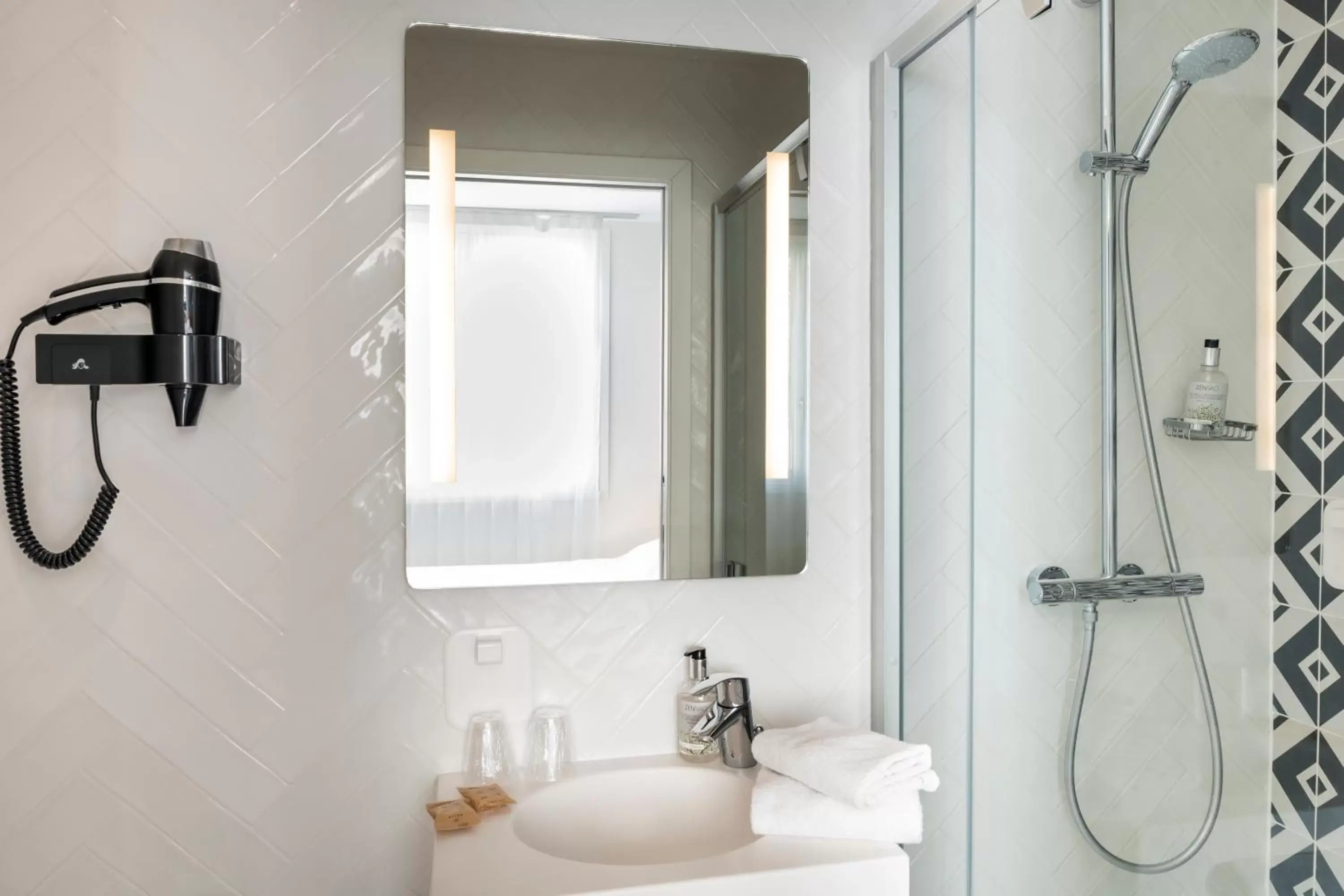 Shower, Bathroom in Hotel des Lys