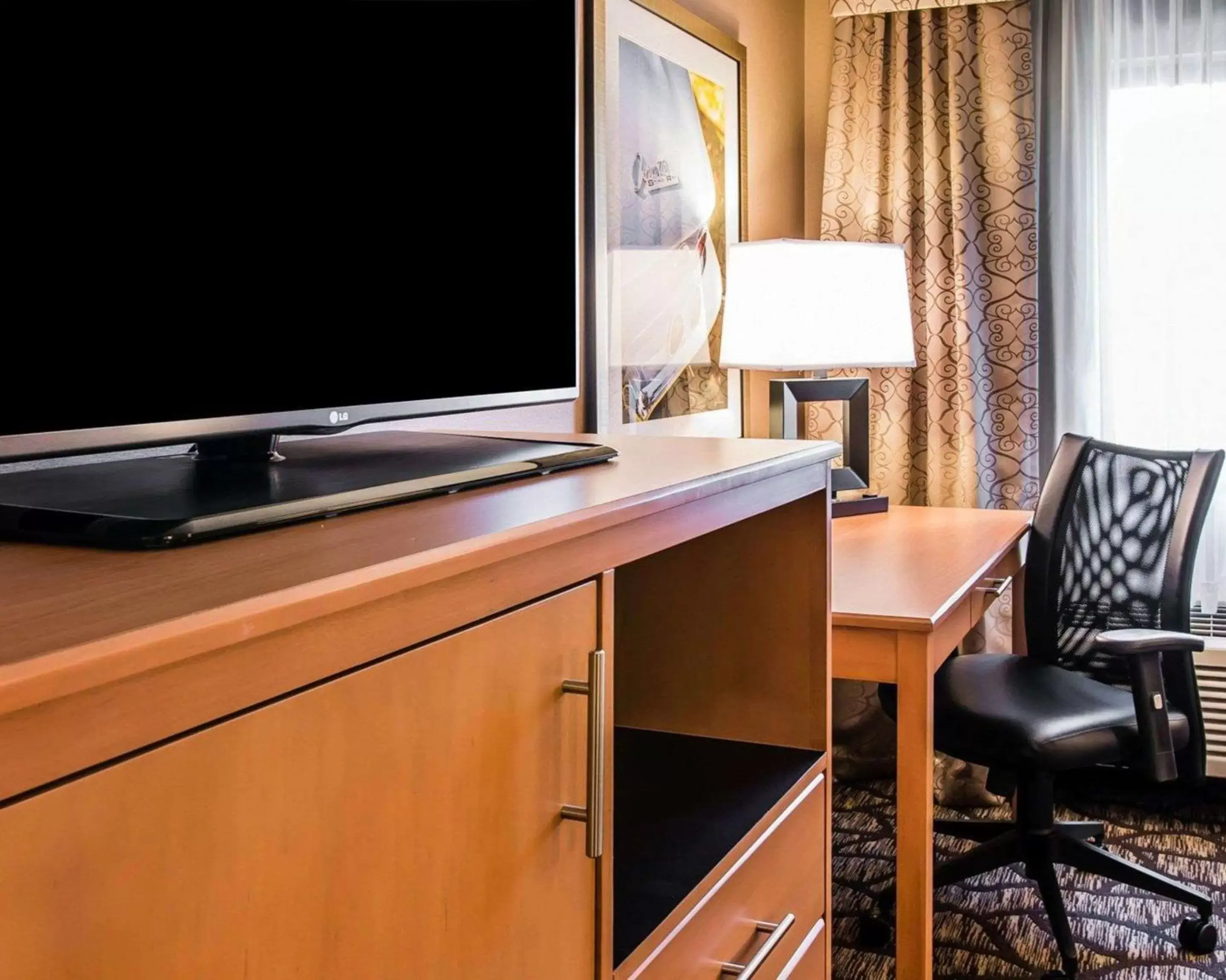 Photo of the whole room, TV/Entertainment Center in Quality Inn & Suites Warren - Detroit
