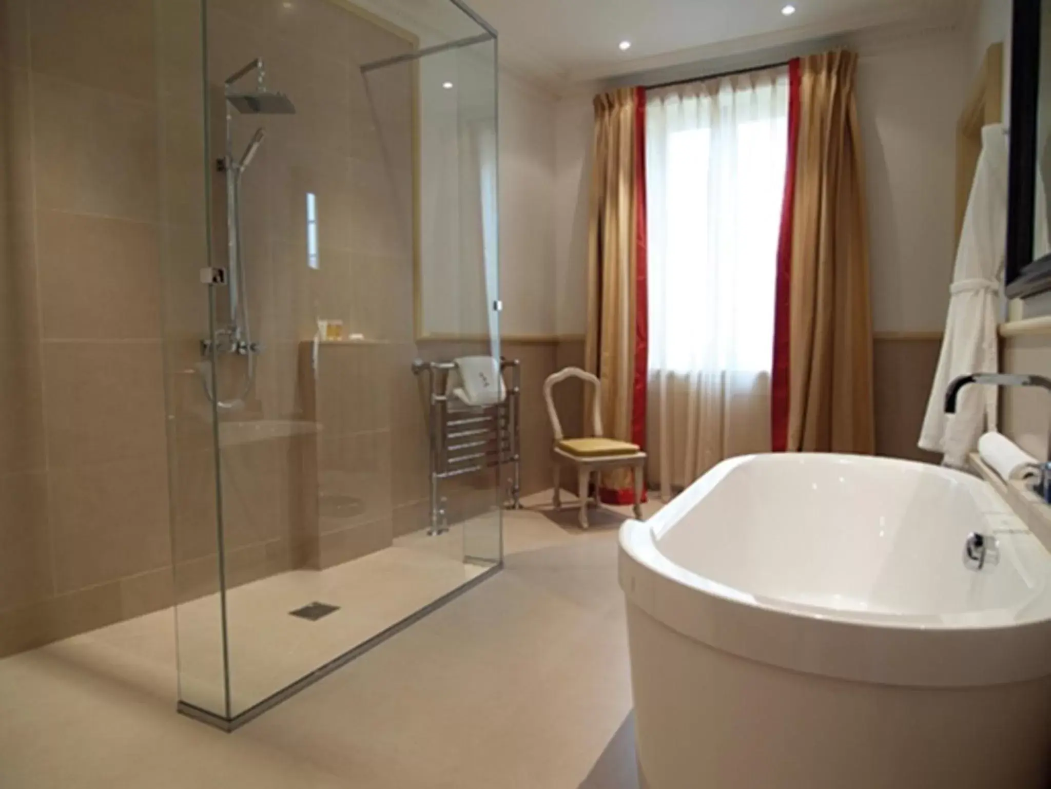 Bathroom in Hôtel de Pavie