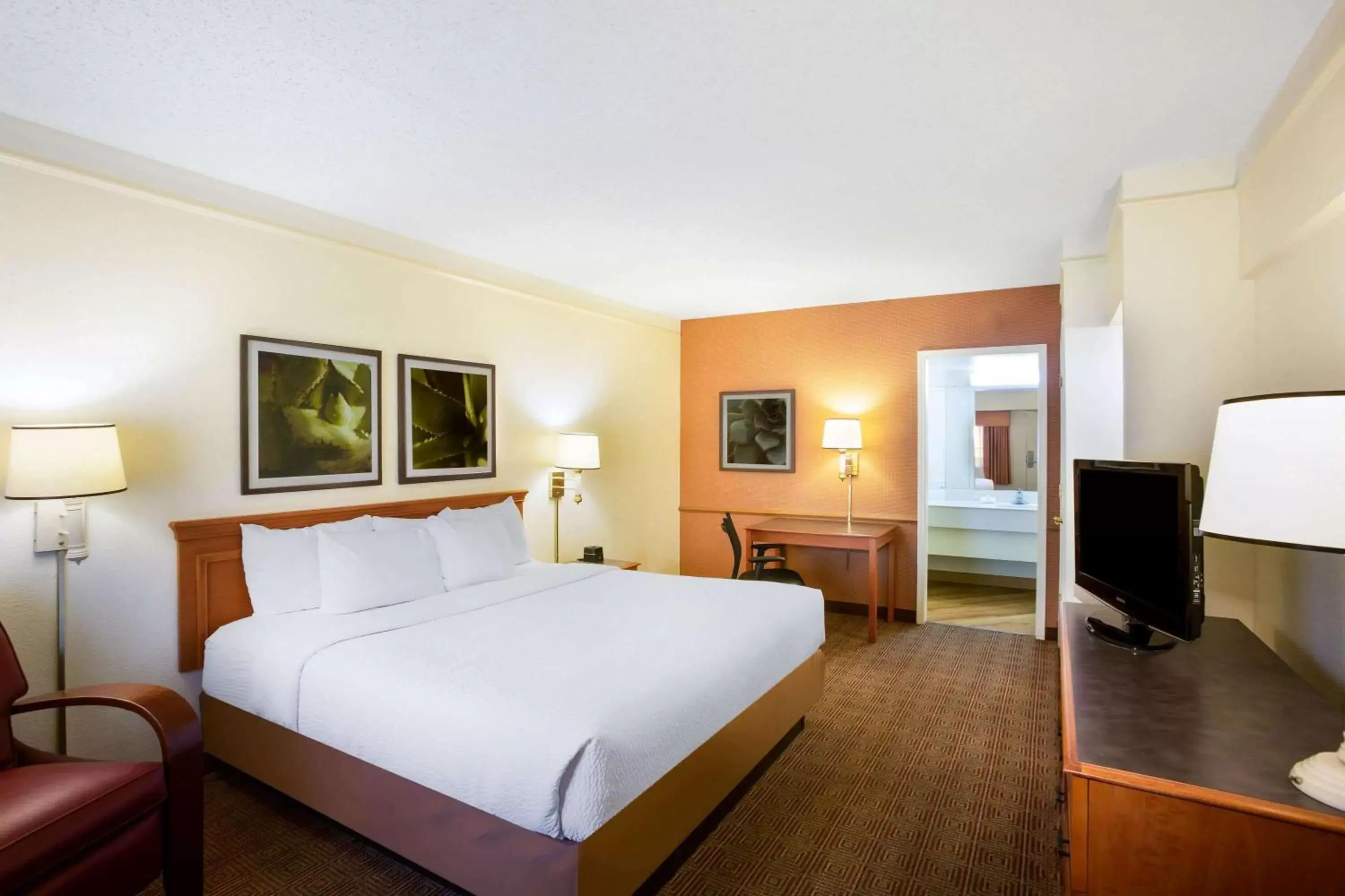 Photo of the whole room, Bed in La Quinta Inn by Wyndham Austin Capitol / Downtown