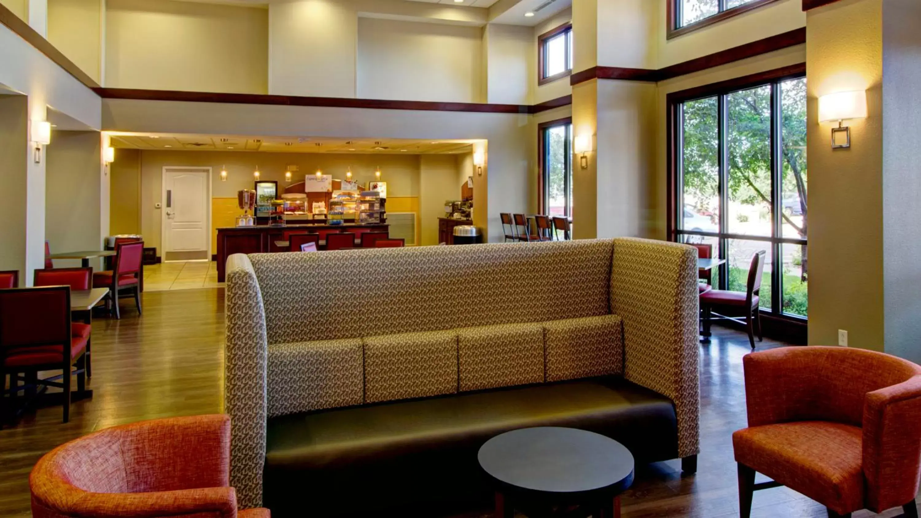 Property building, Lounge/Bar in Holiday Inn Express & Suites Sioux City-South, an IHG Hotel