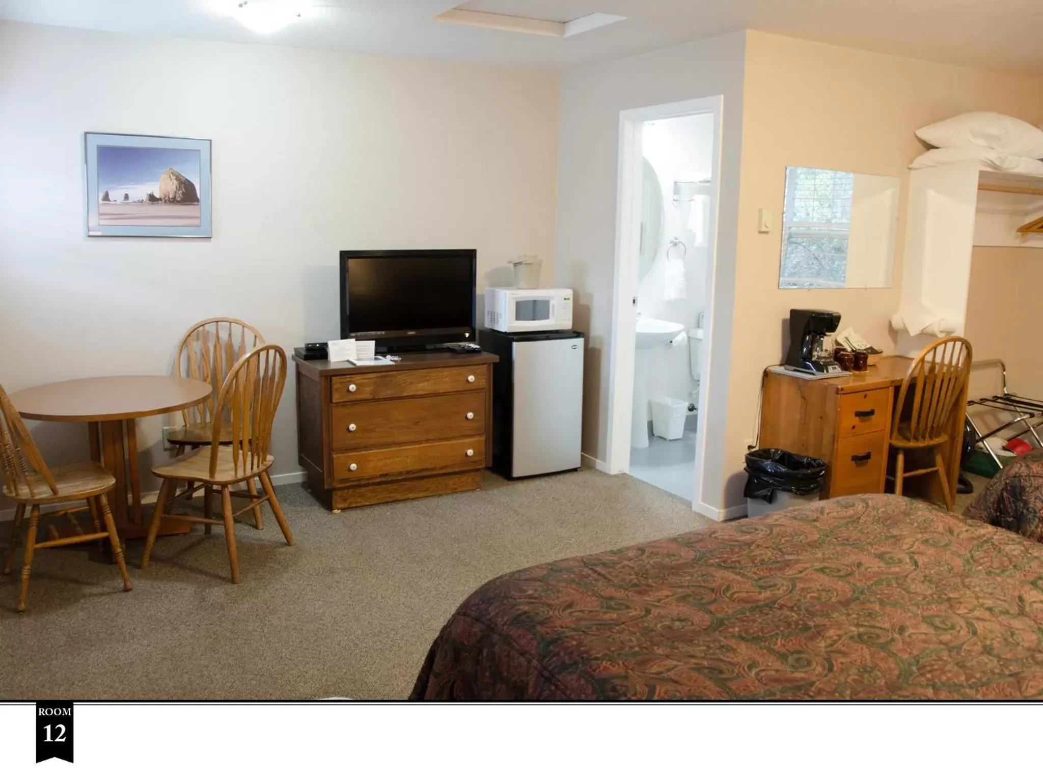 Bathroom, TV/Entertainment Center in Ecola Creek Lodge