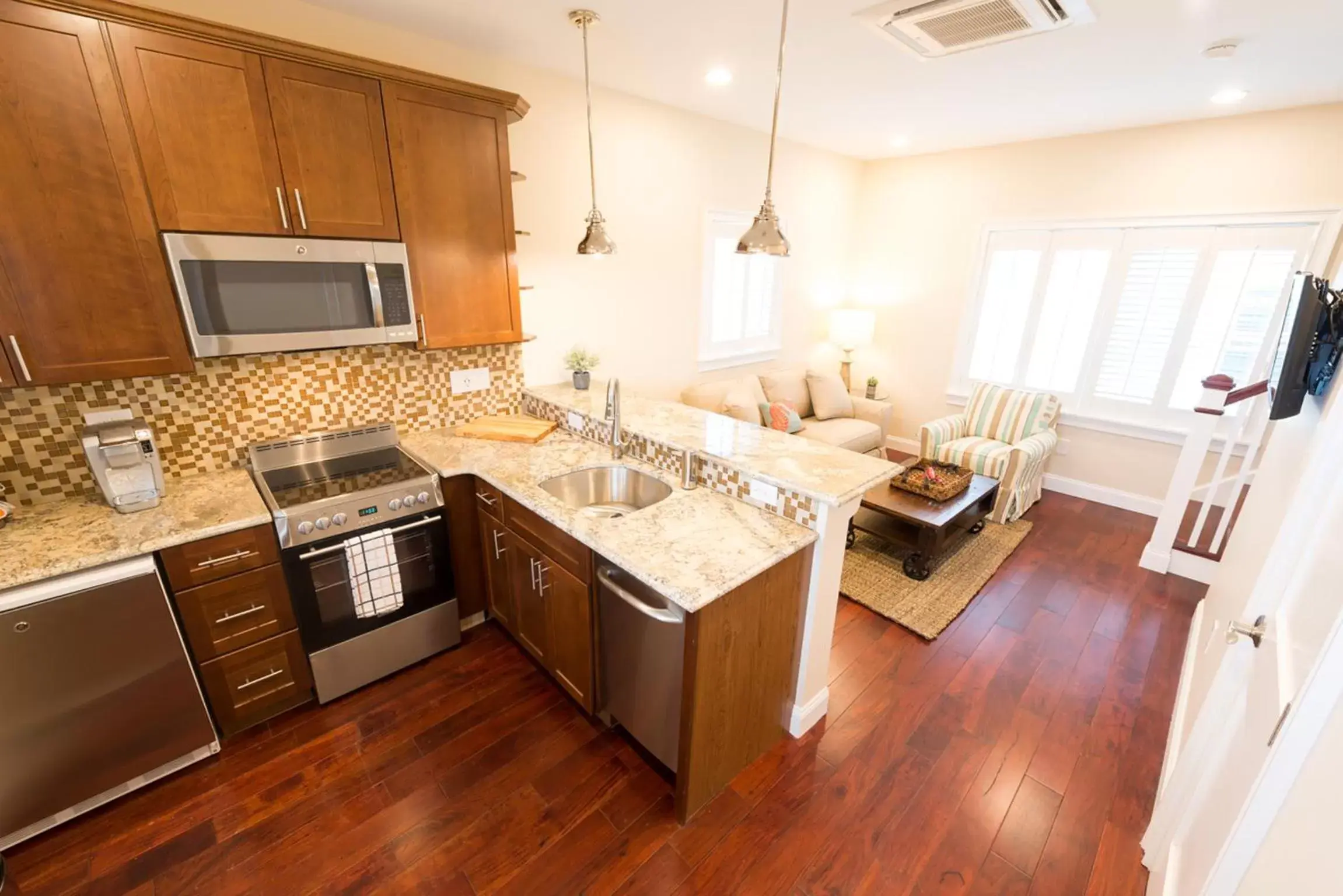 Kitchen or kitchenette, Kitchen/Kitchenette in The East Island Reserve Hotel