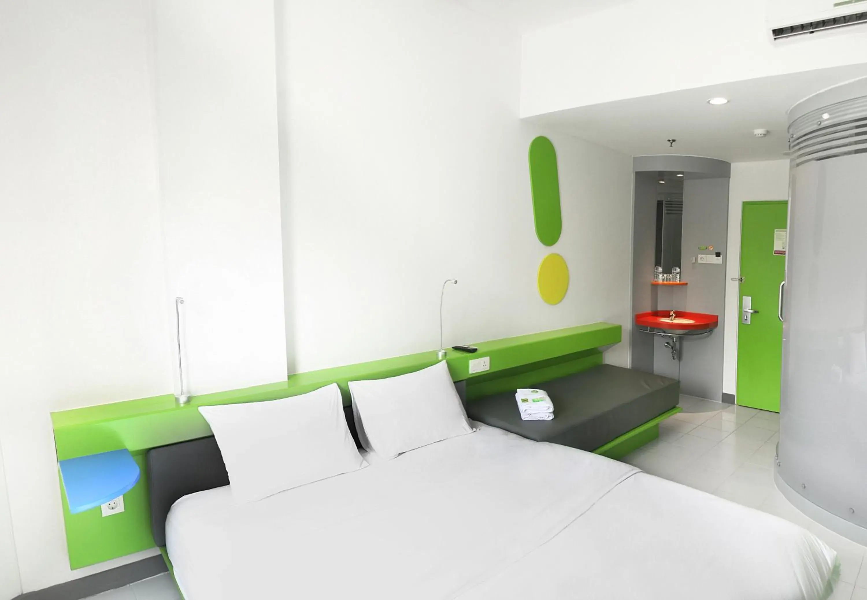 Photo of the whole room, Bed in Pop! Hotel Kemang Jakarta