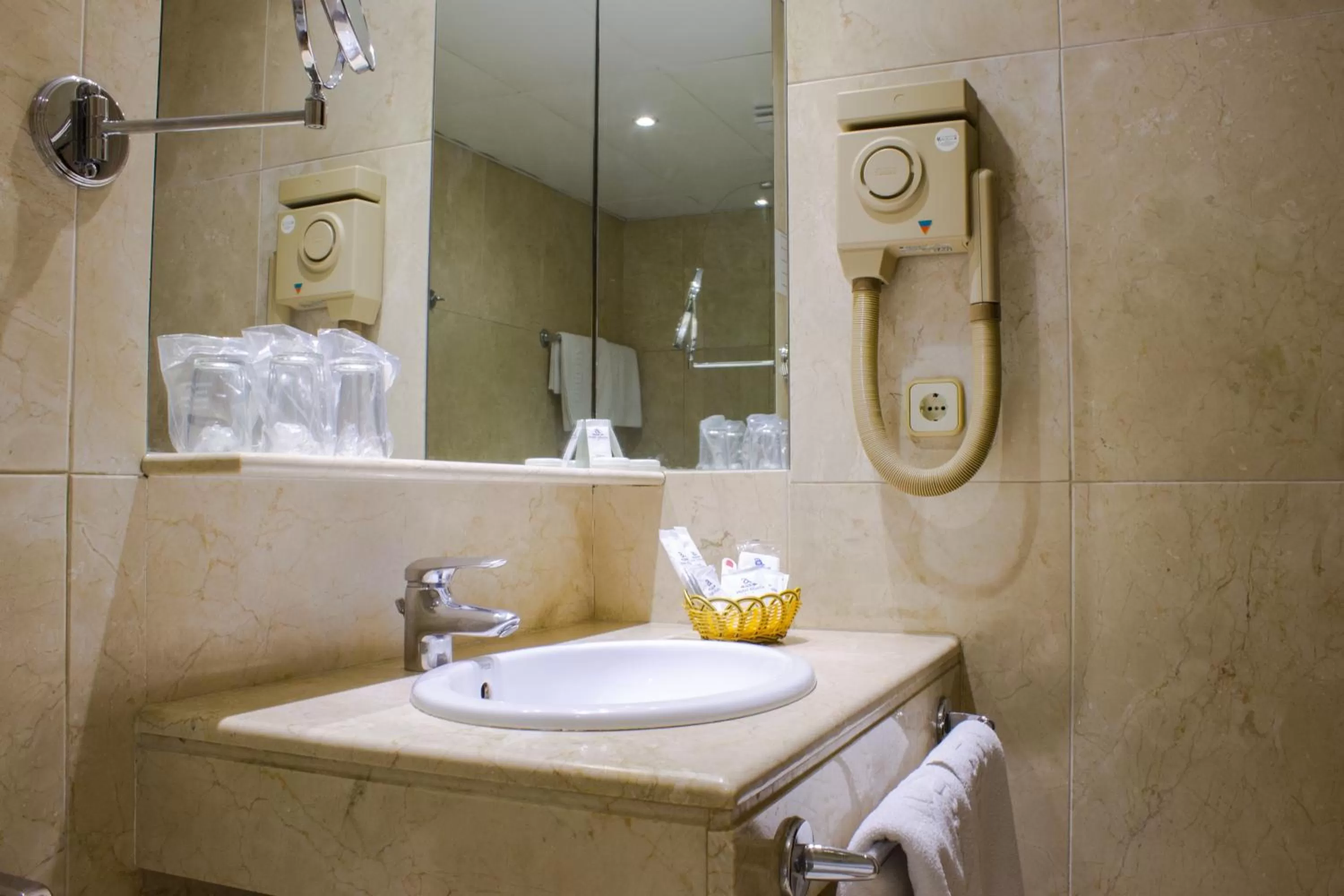 Bathroom in Atlantis by Atbcn