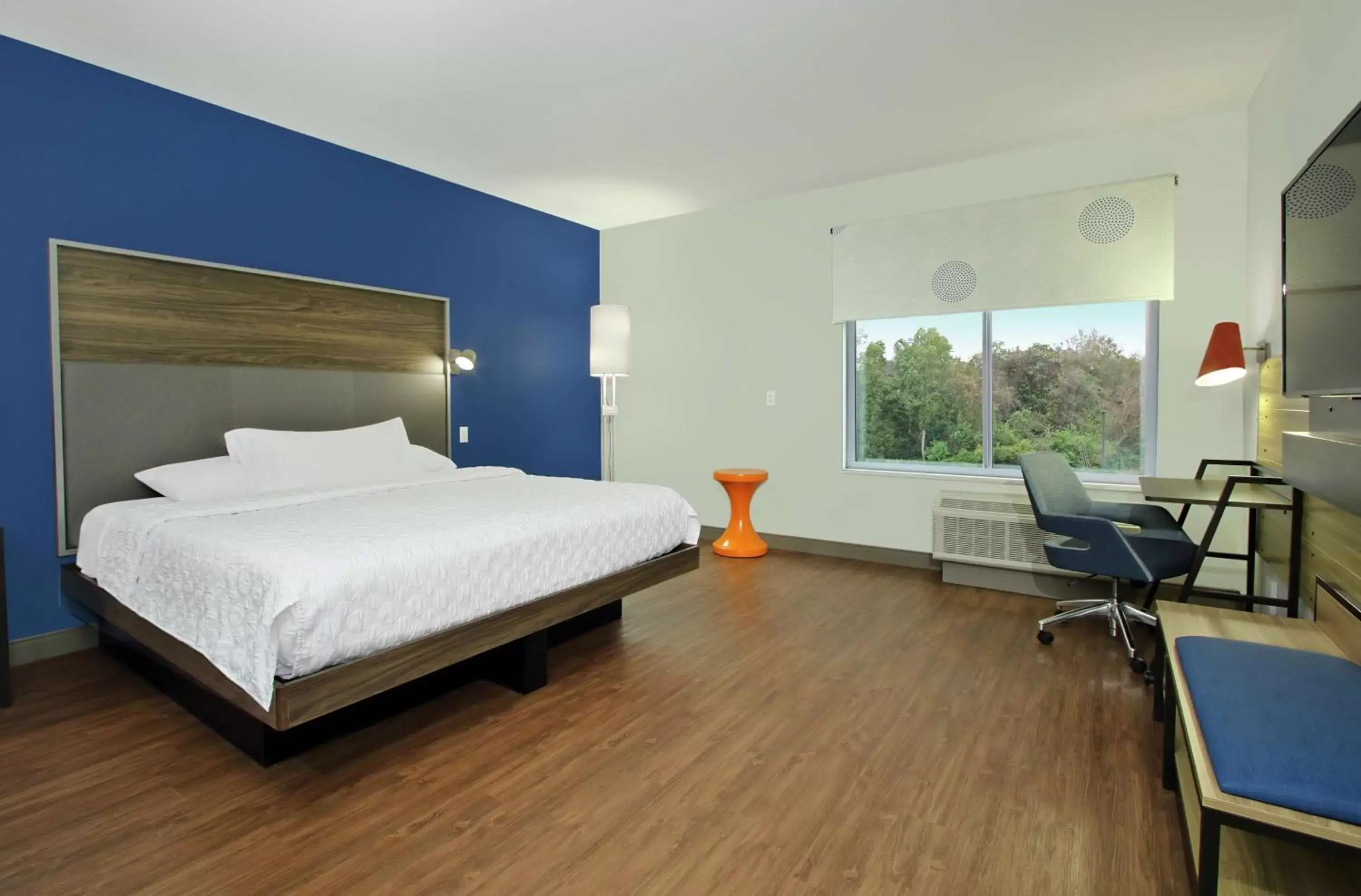 Bedroom in Tru By Hilton Mobile