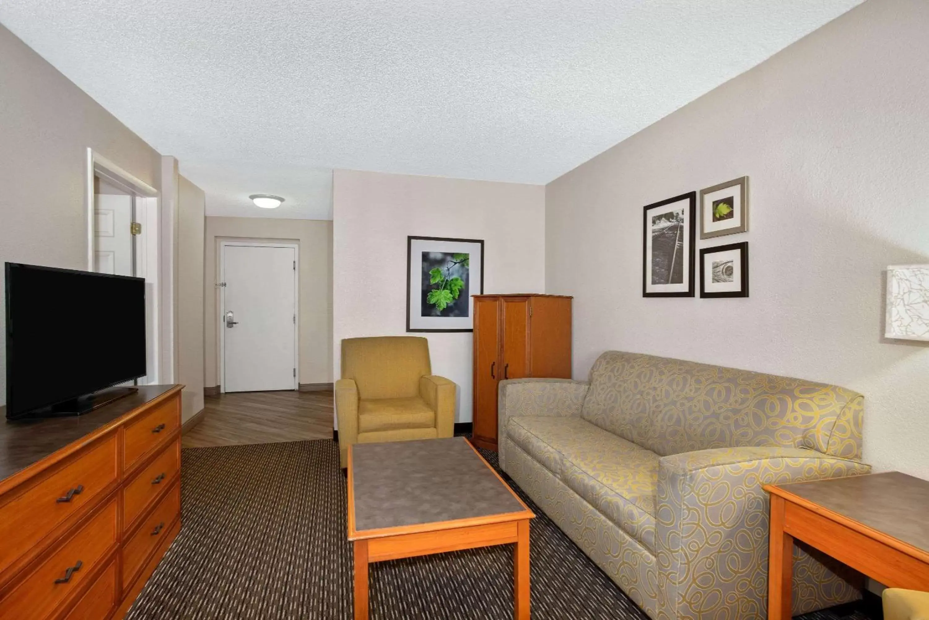 Photo of the whole room, Seating Area in La Quinta Inn by Wyndham Tucson East