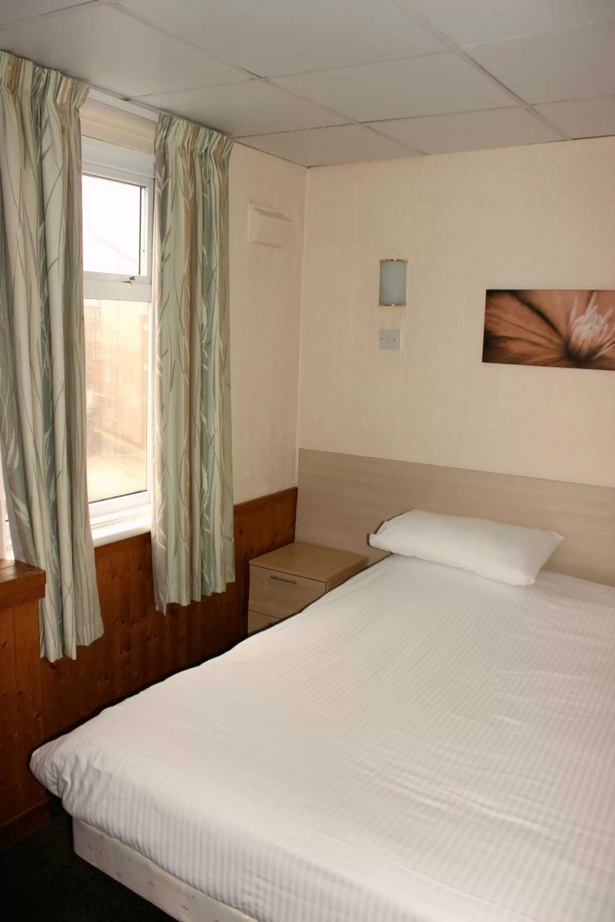 Bedroom, Bed in The Colwyn Hotel - near Pleasure Beach