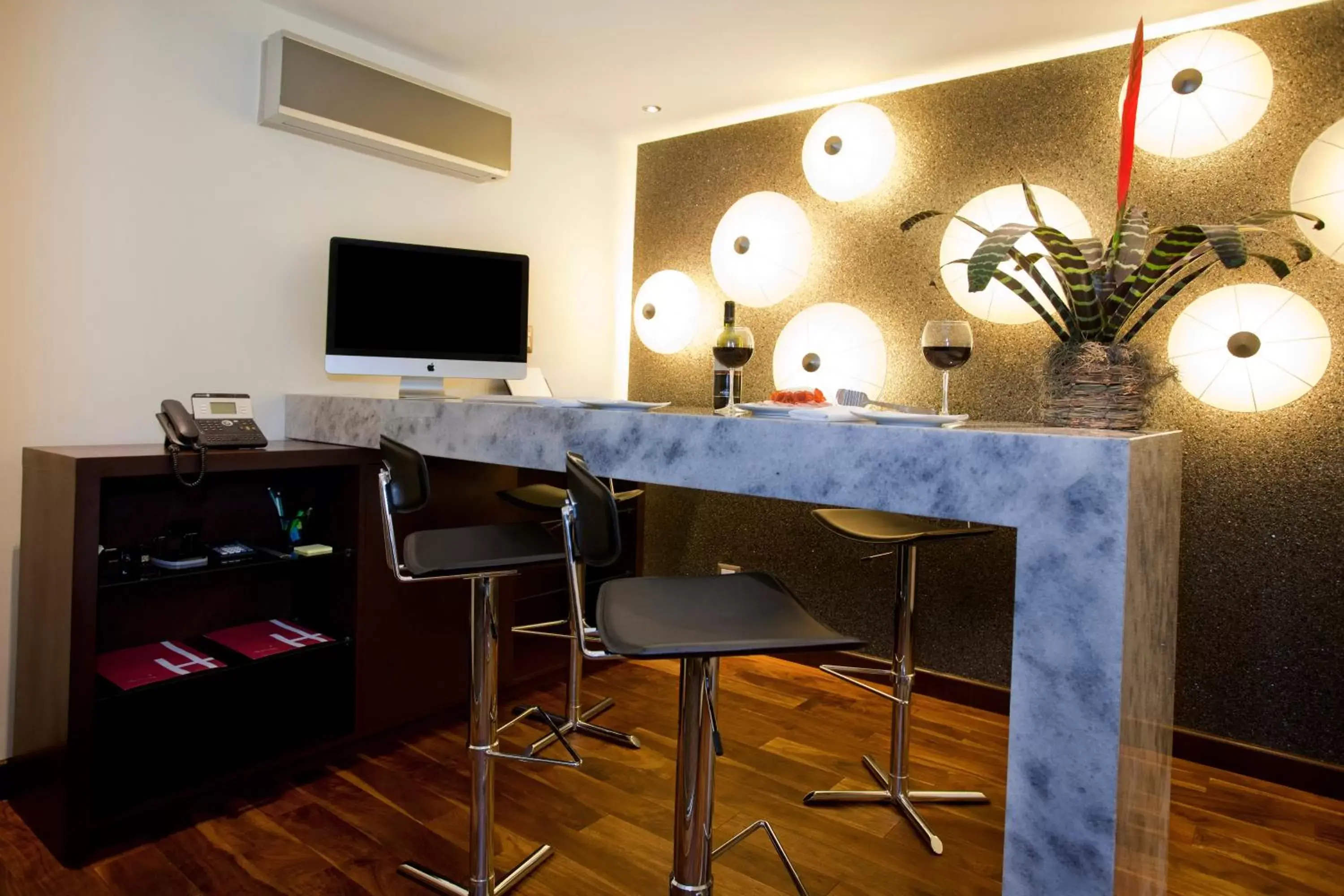 Lounge or bar, TV/Entertainment Center in La Inmaculada Hotel
