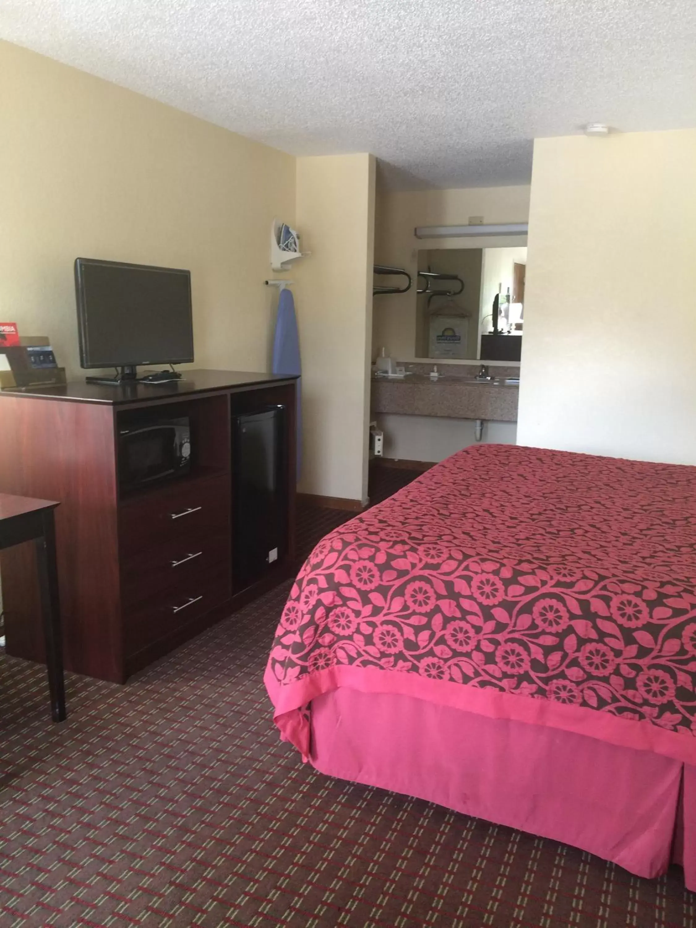 Photo of the whole room, Bed in Days Inn by Wyndham Columbia NE Fort Jackson