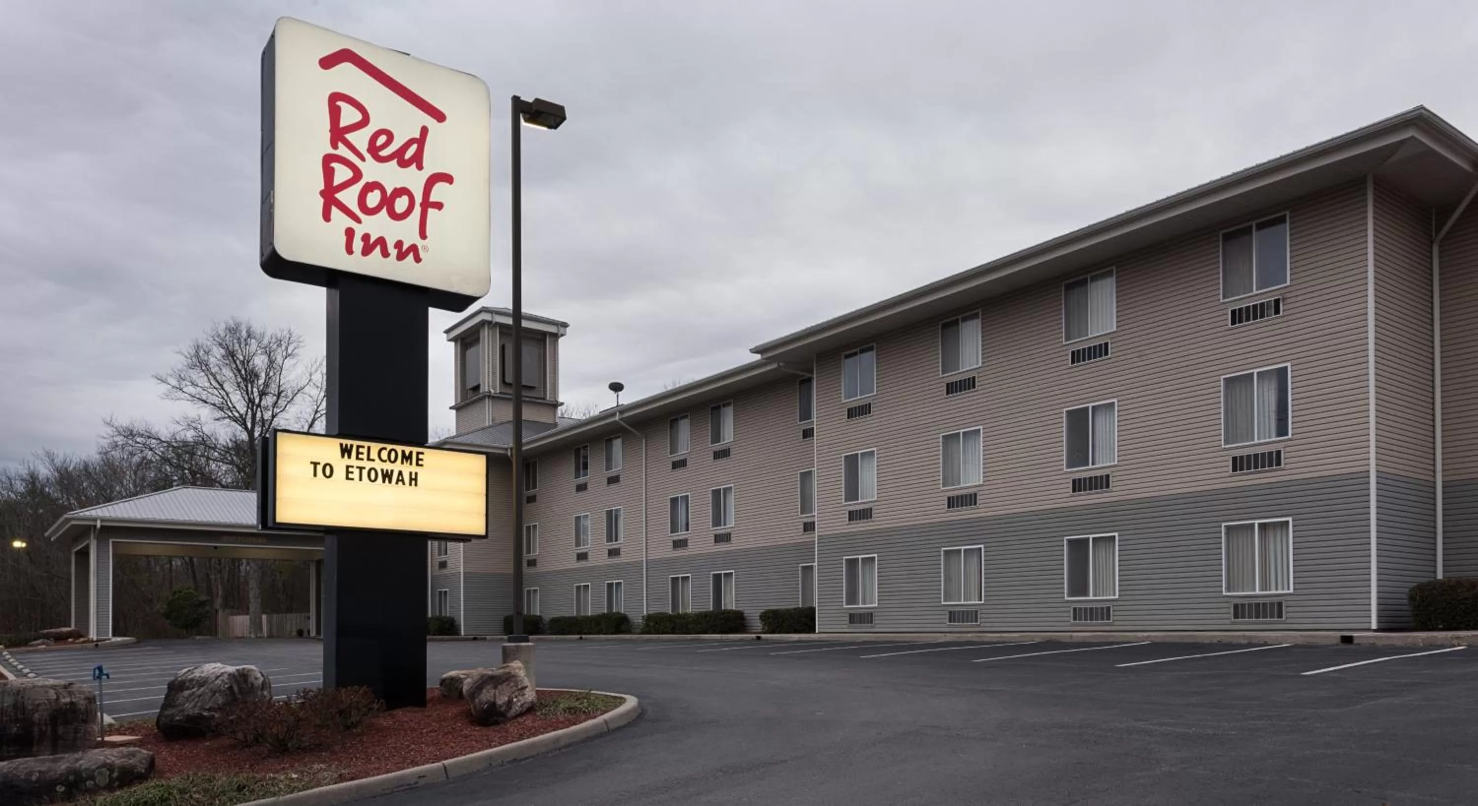 Property building in Red Roof Inn Etowah – Athens, TN