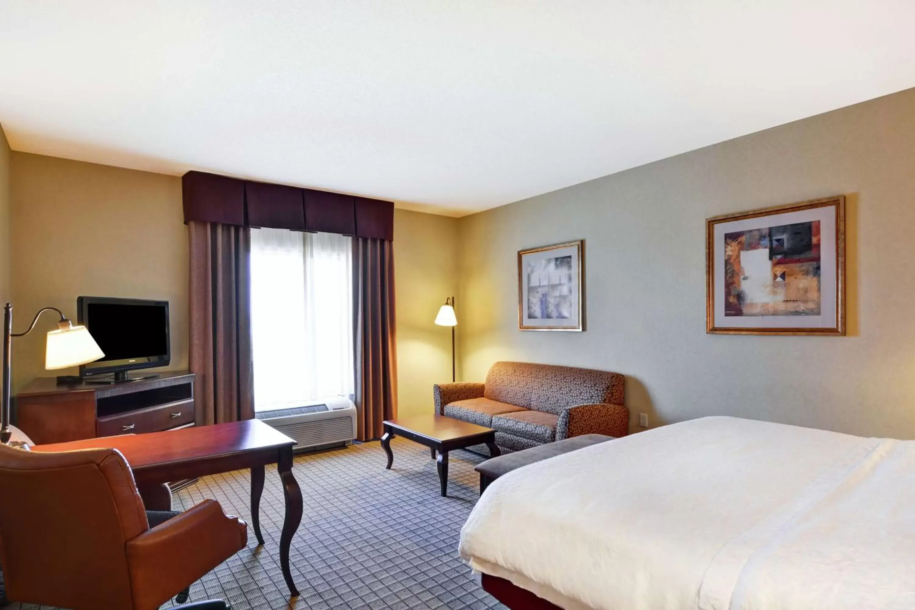 Bedroom, TV/Entertainment Center in Hampton Inn and Suites Peoria at Grand Prairie
