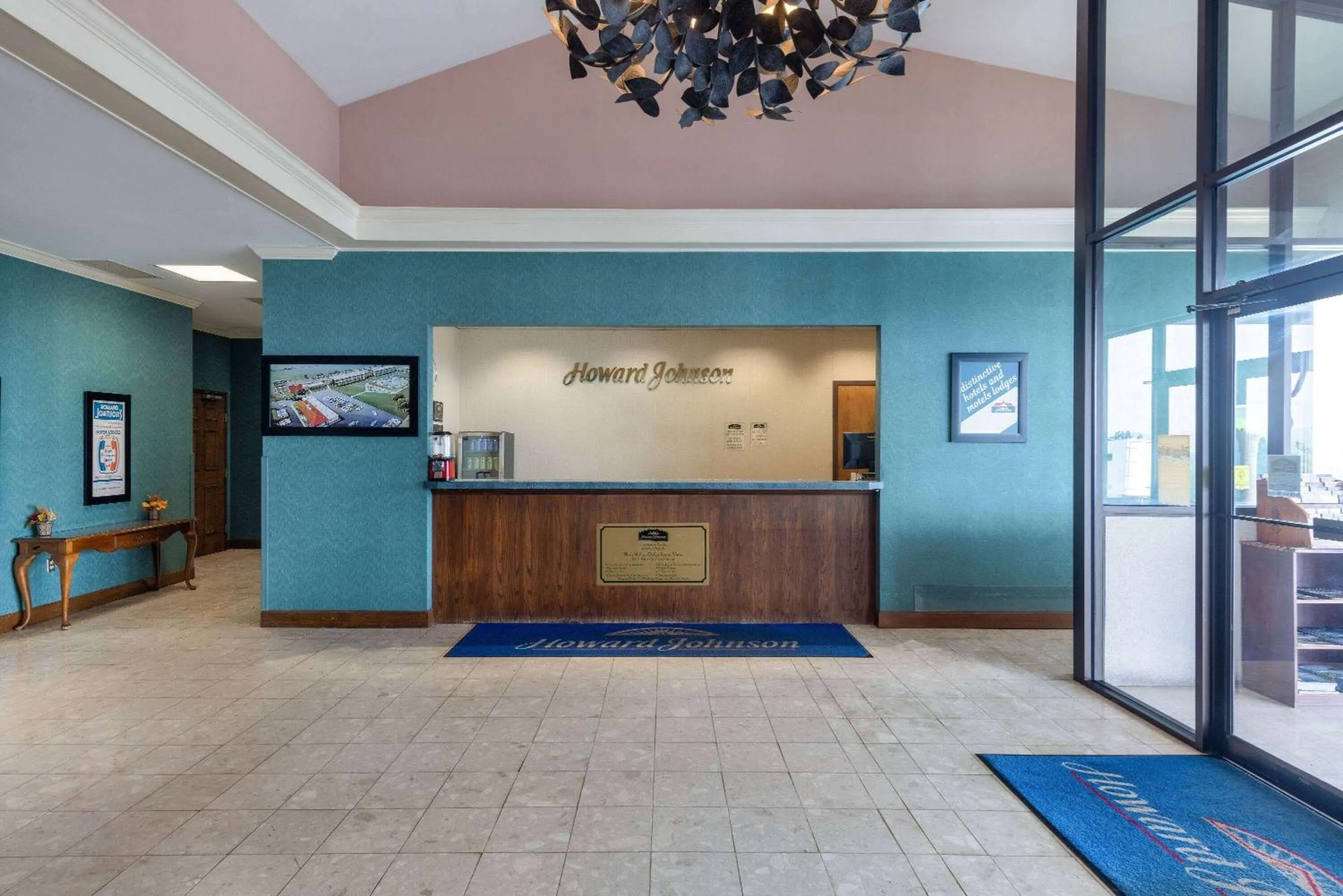 Lobby or reception in Howard Johnson by Wyndham Salem Hotel & Conference Center